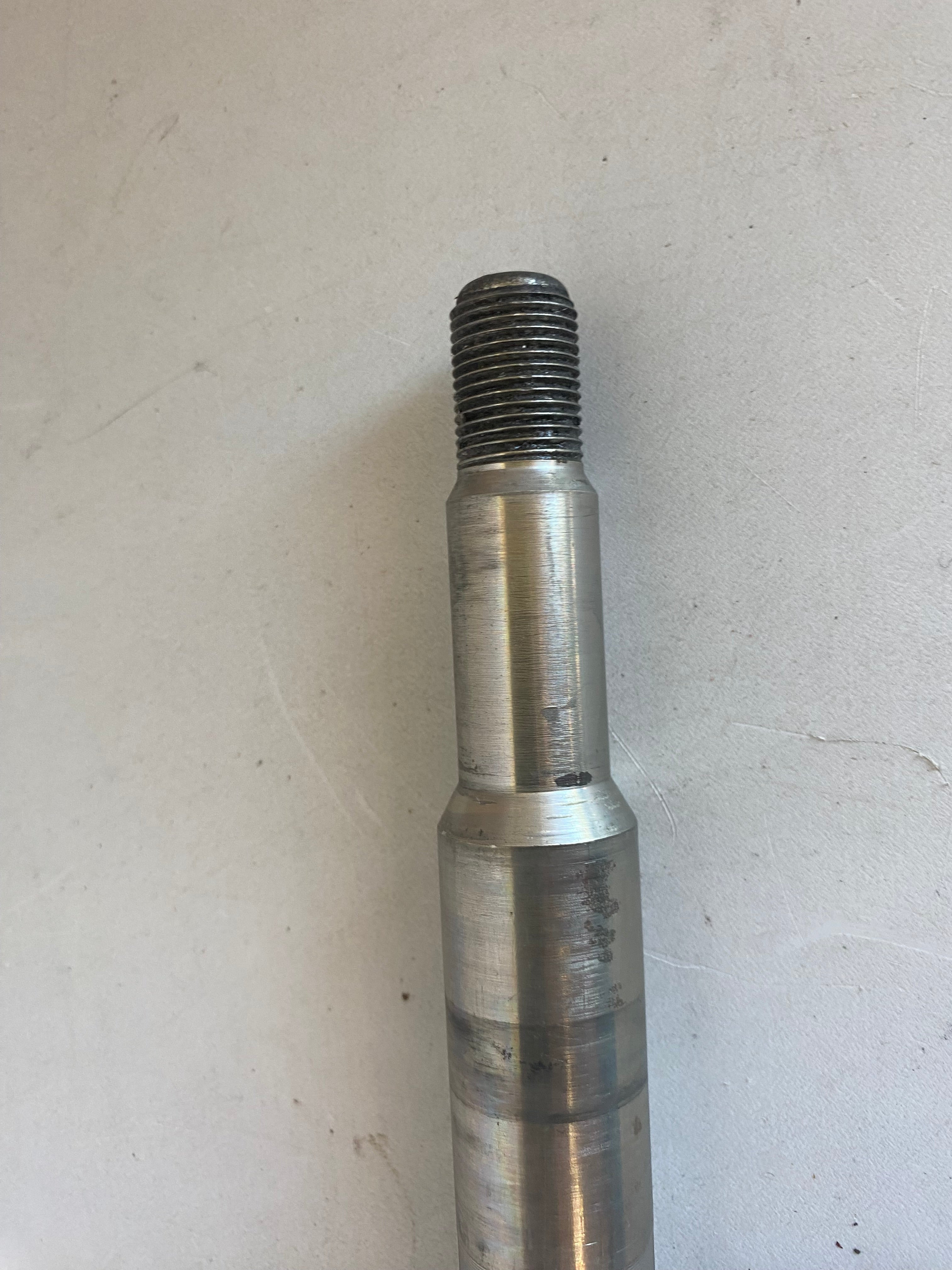 Axe de roue avant Sportster Harley Davidson REF OEM 41628-08