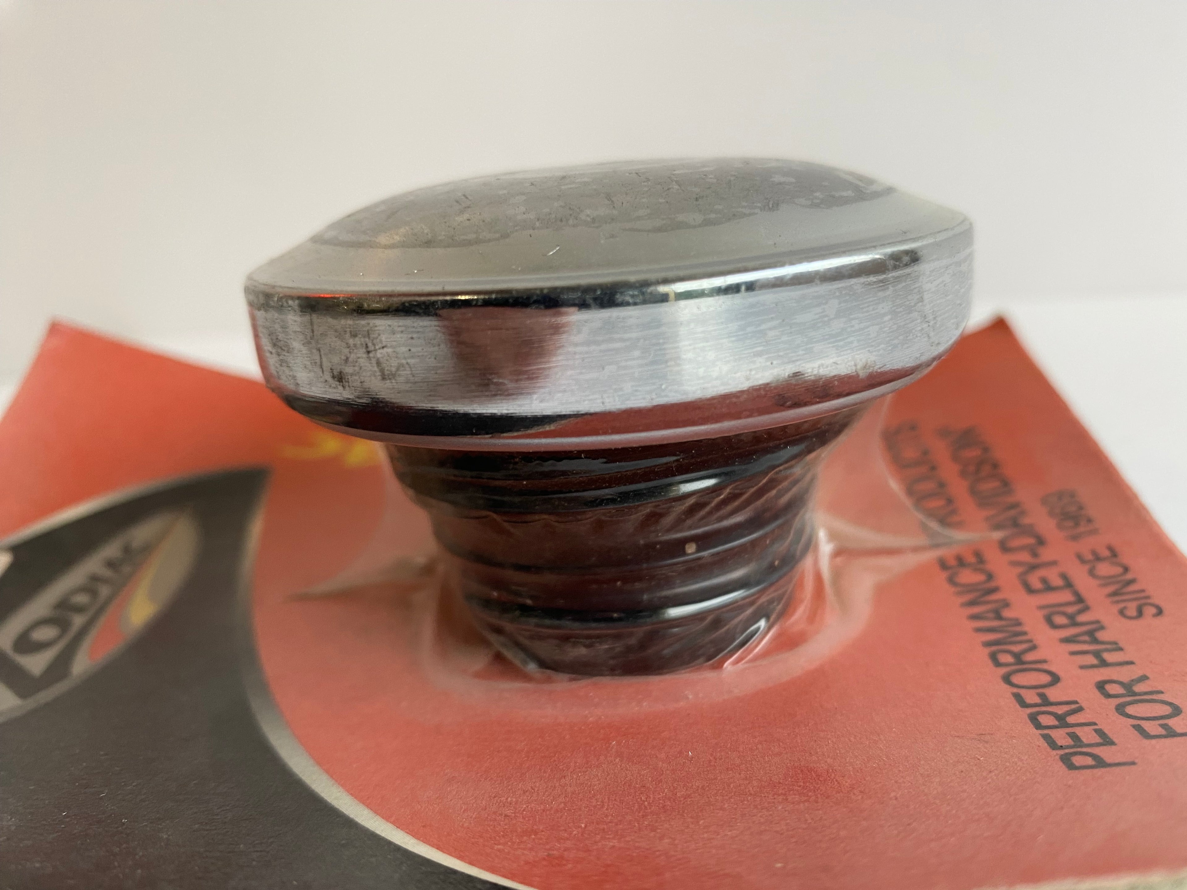 Bouchon de réservoir d'essence droit Harley Davidson REF OEM 61102-83A