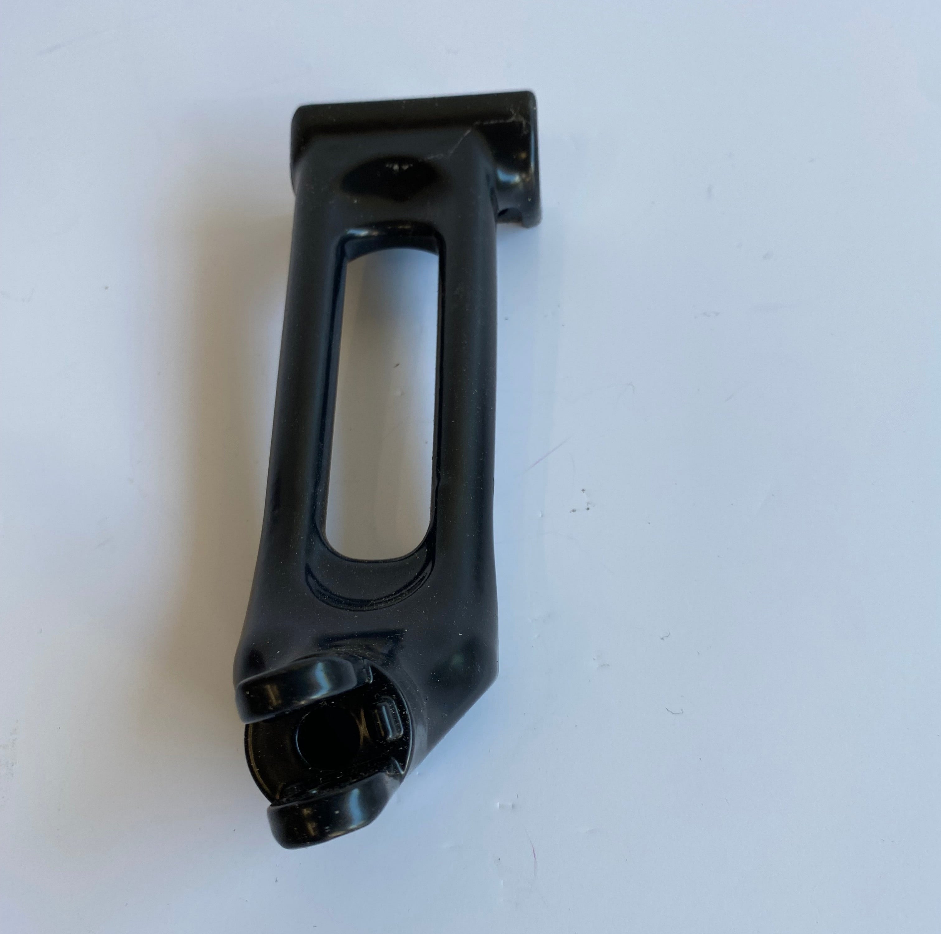 Support de cale pied passager droit VROD Street Rod Harley Davidson REF OEM 51087-06