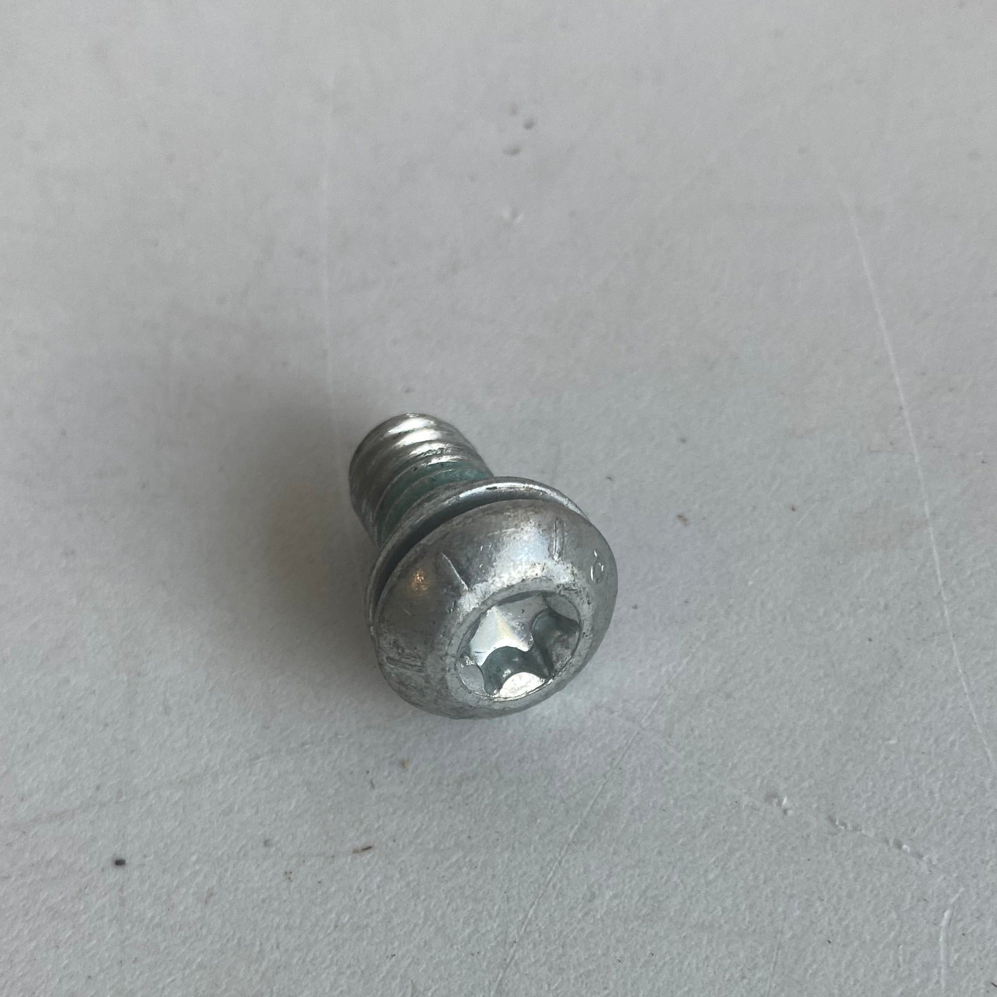 Vis Torx 3/8-16 x 5/8" garde boue arrière Softail Harley Davidson REF OEM 10200521