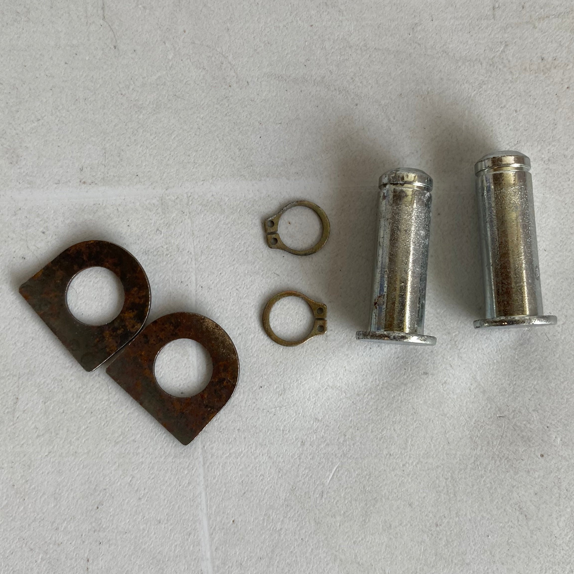 Kit de 2 axes complets pour cales pieds passager Harley Davidson REF OEM 45041-01A