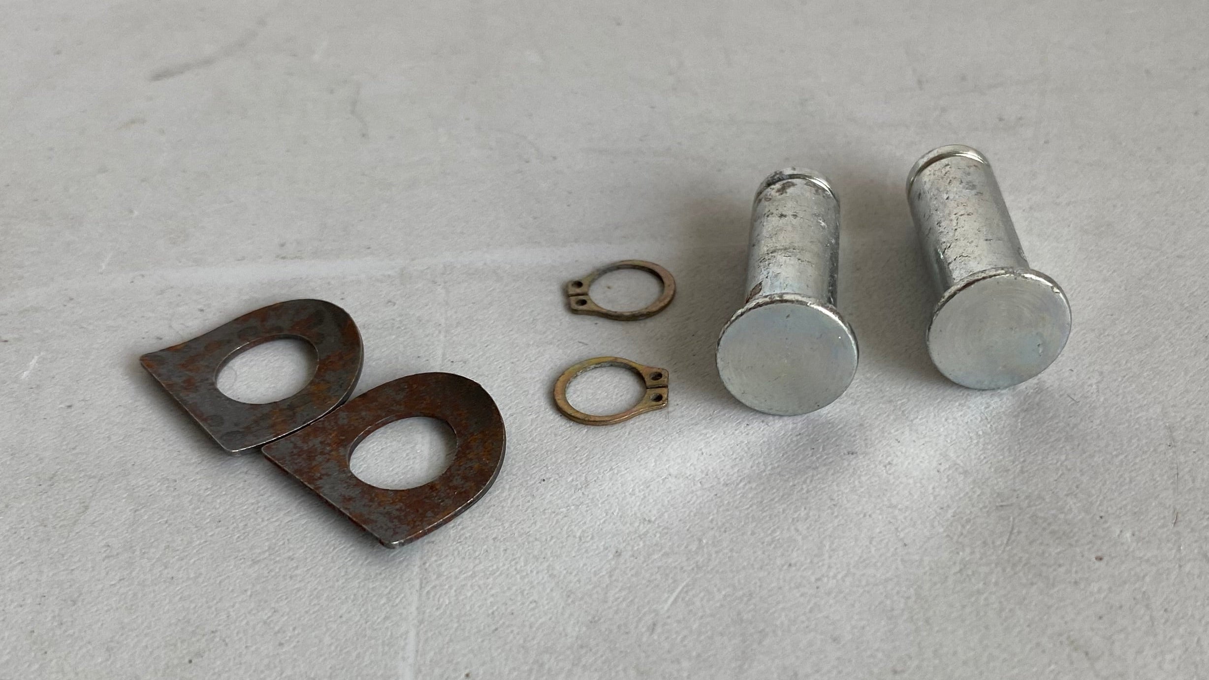 Kit de 2 axes complets pour cales pieds passager Harley Davidson REF OEM 45041-01A