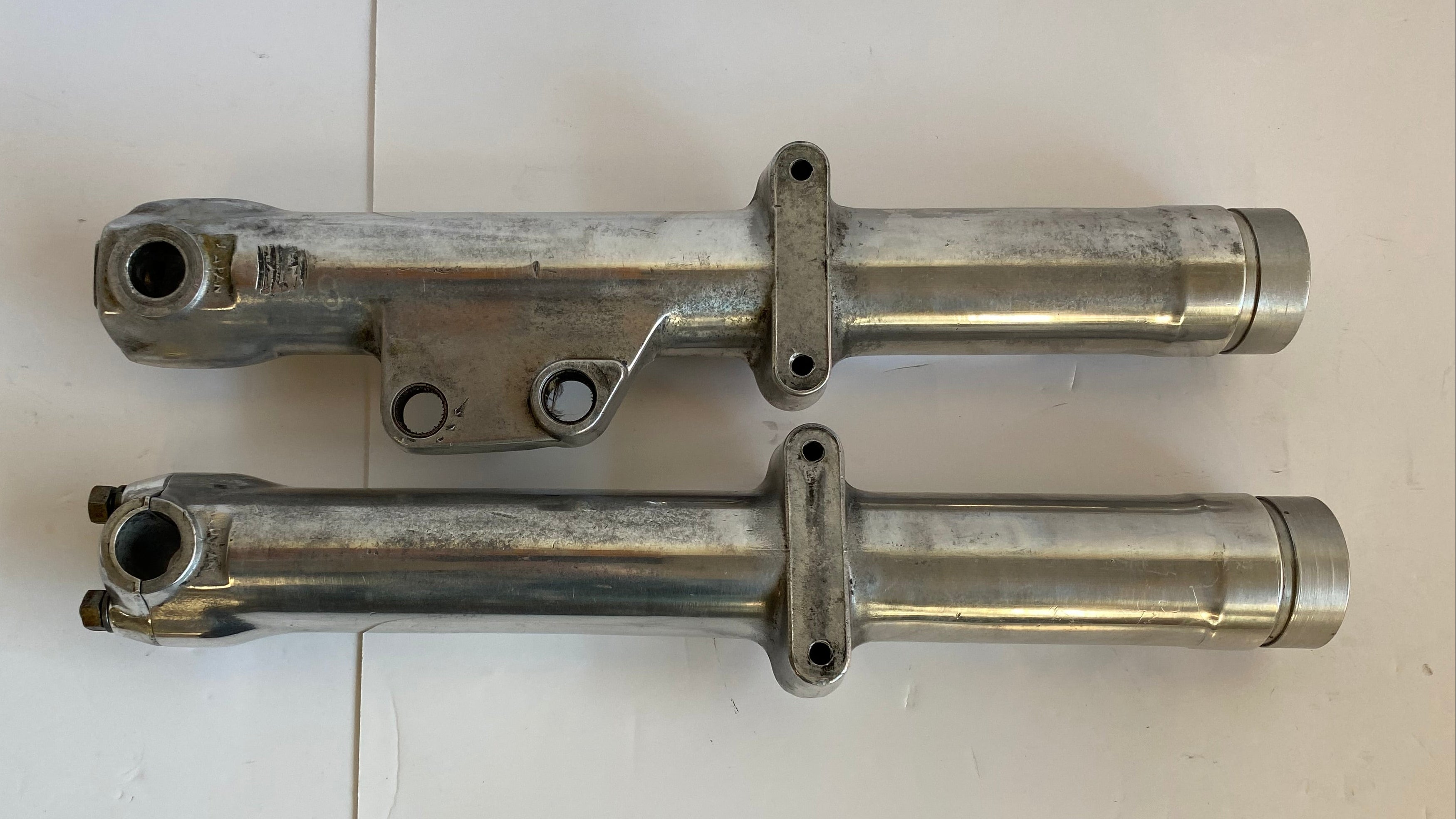 Jeu de fourreaux de fourche 35mm Kayaba Harley Davidson REF 45974-73 & 45976-73