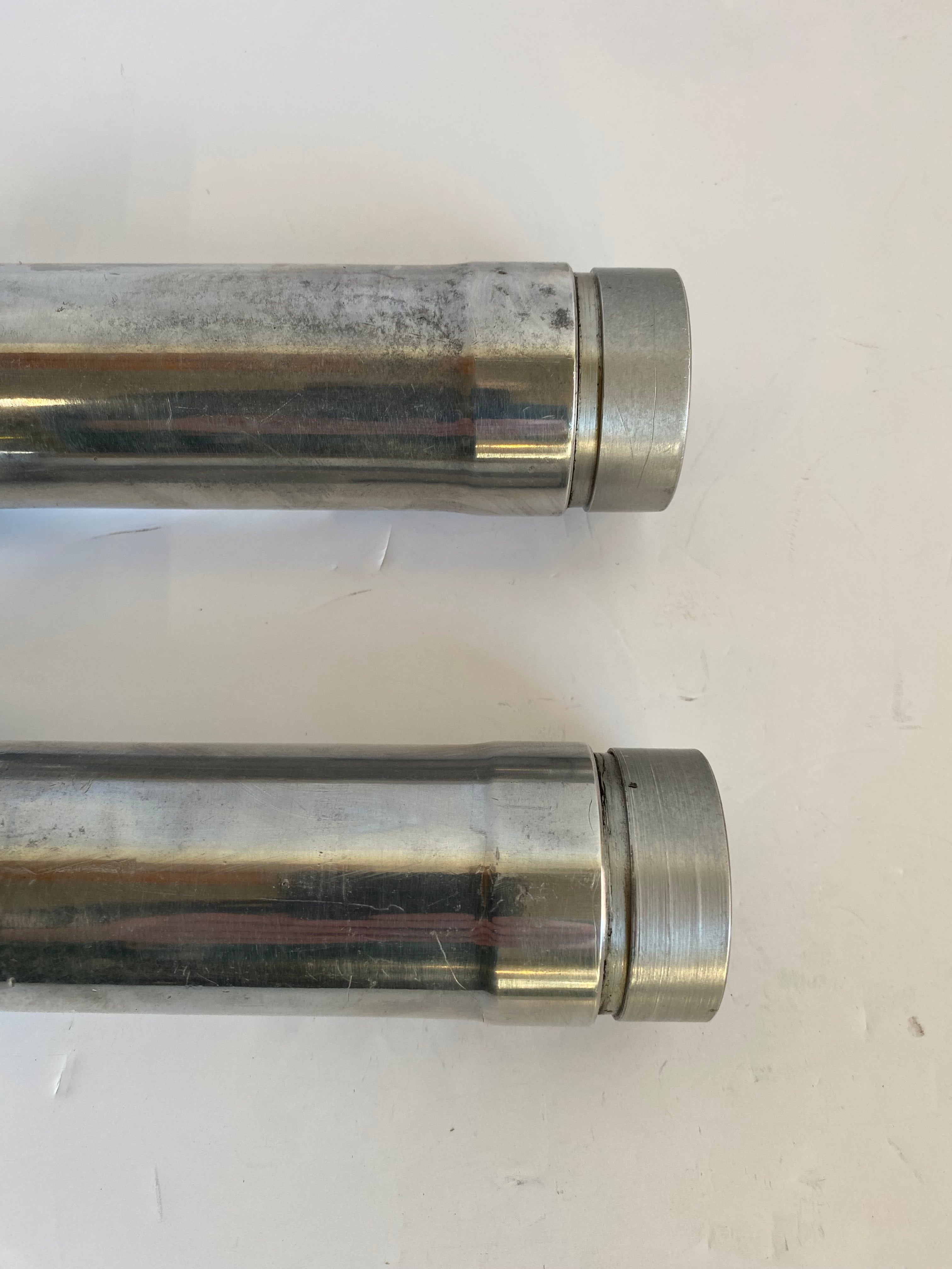 Jeu de fourreaux de fourche 35mm Kayaba Harley Davidson REF 45974-73 & 45976-73