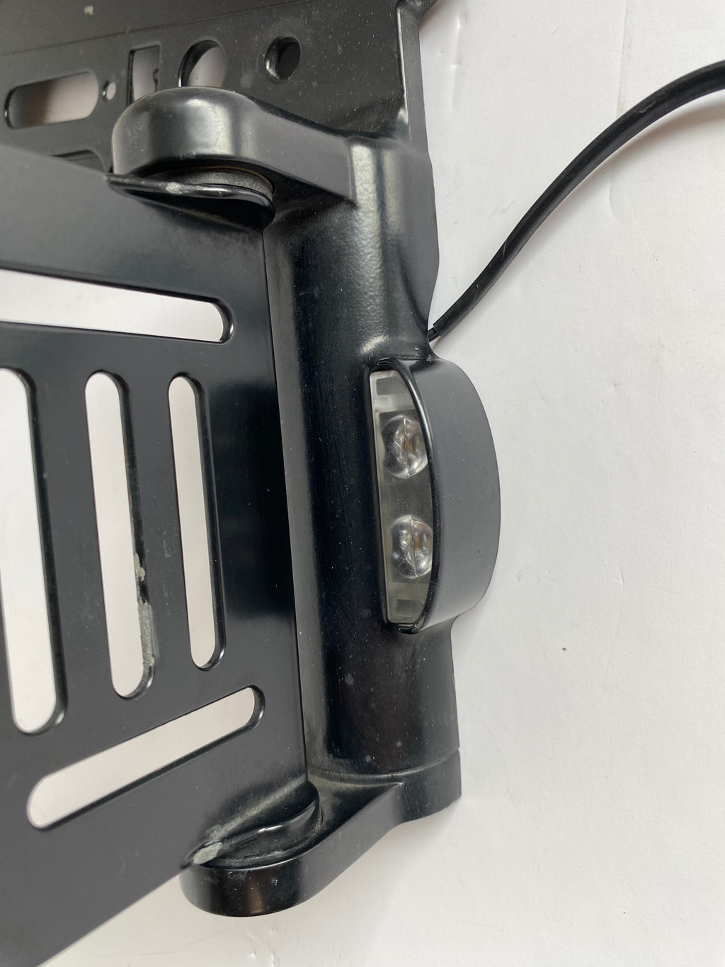 Support de plaque immatriculation latérale Sportster noir Harley Davidson REF OEM 67900155