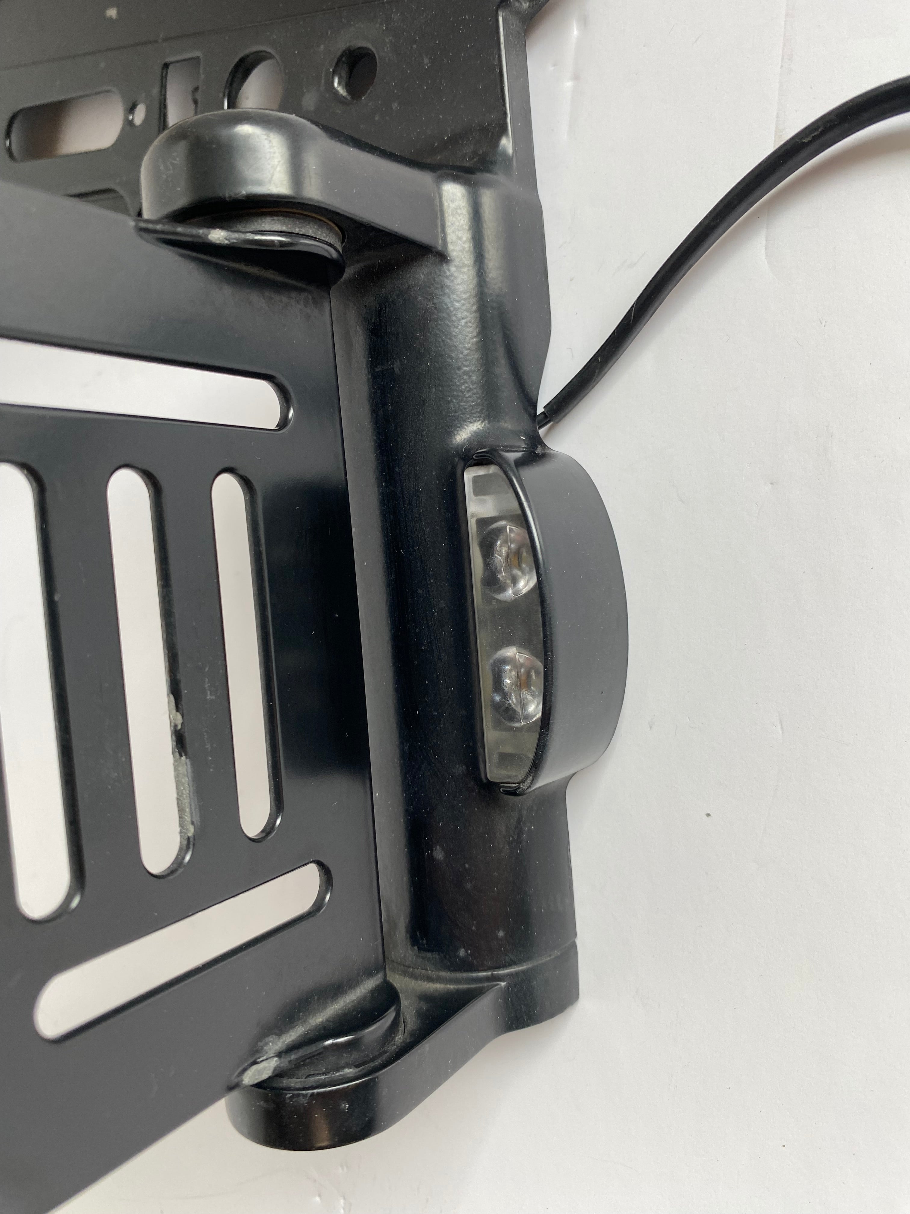 Support de plaque immatriculation latérale Sportster noir Harley Davidson REF OEM 67900155