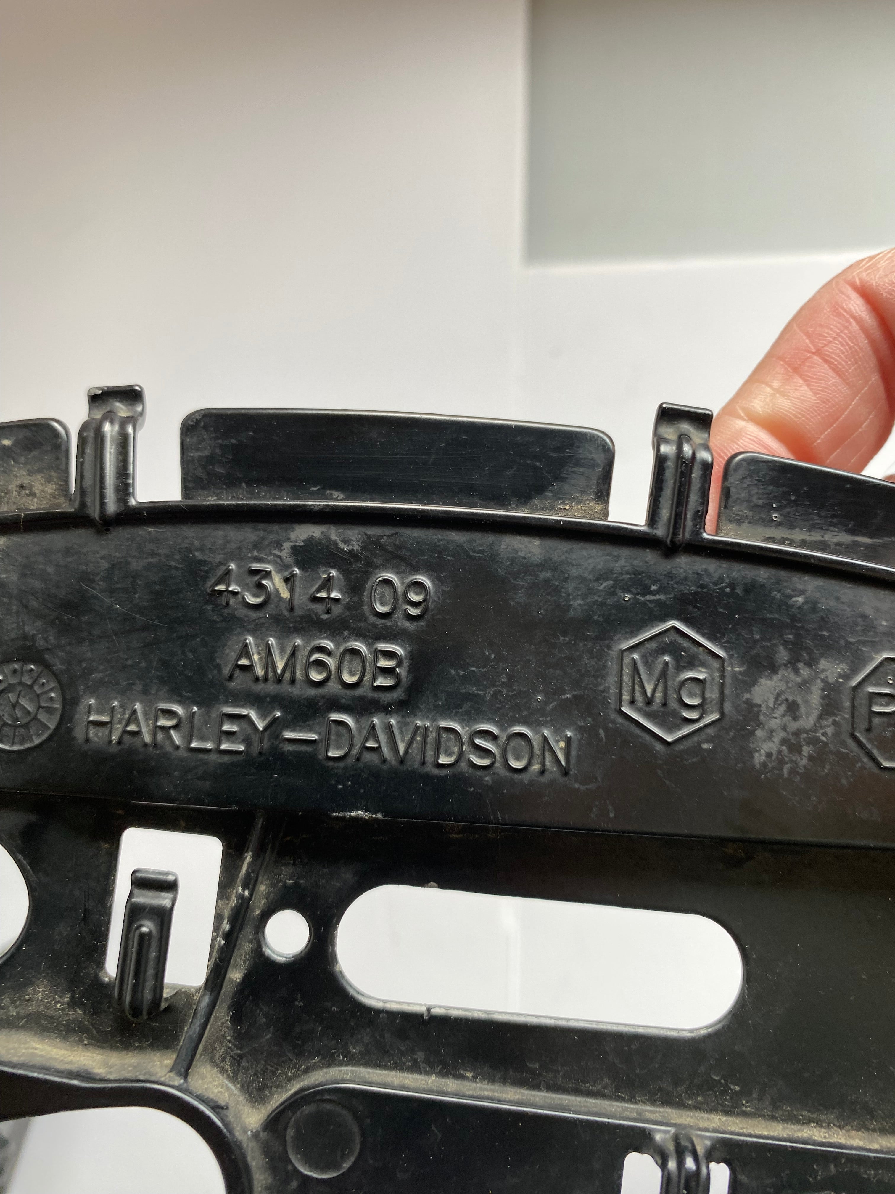 Support de plaque immatriculation latérale Sportster noir Harley Davidson REF OEM 67900155