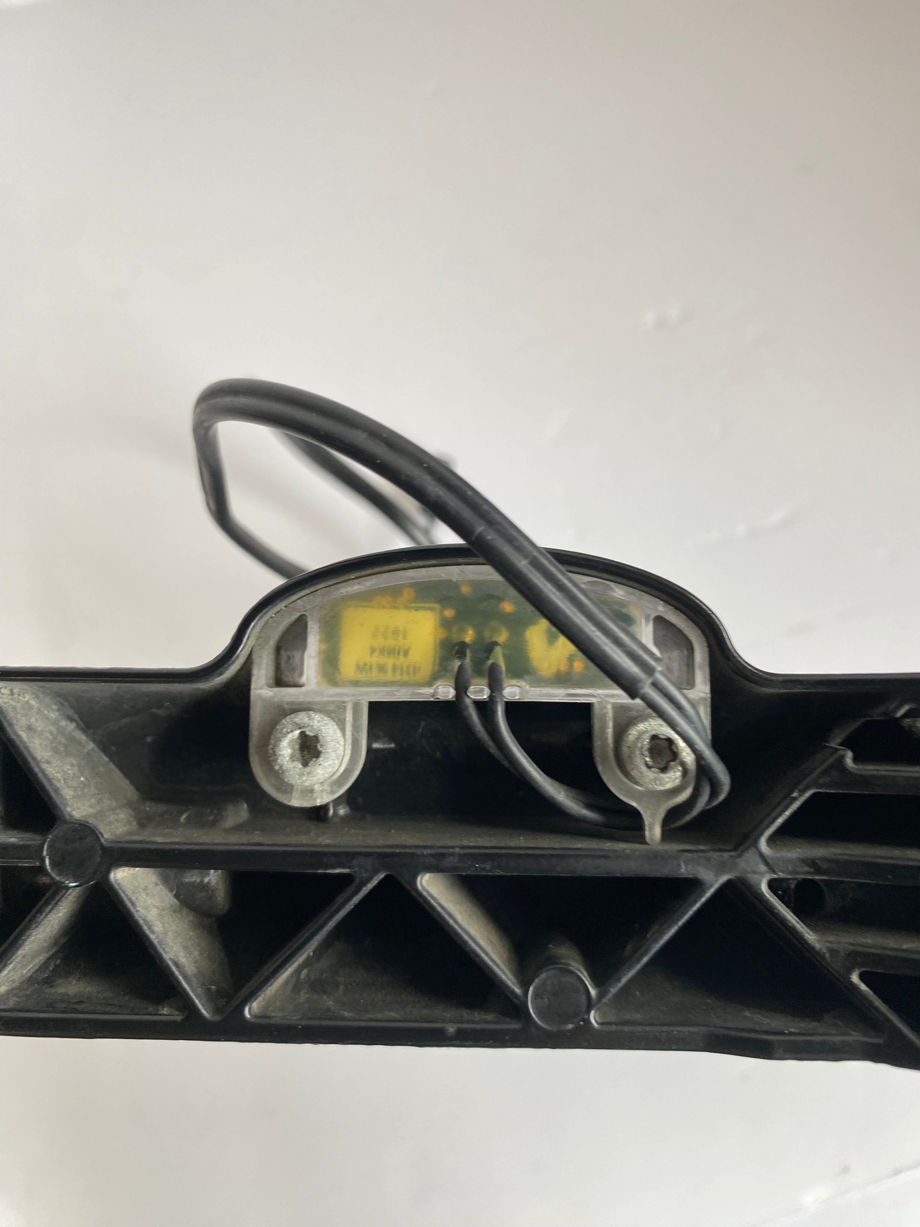 Support de plaque immatriculation latérale Sportster noir Harley Davidson REF OEM 67900155