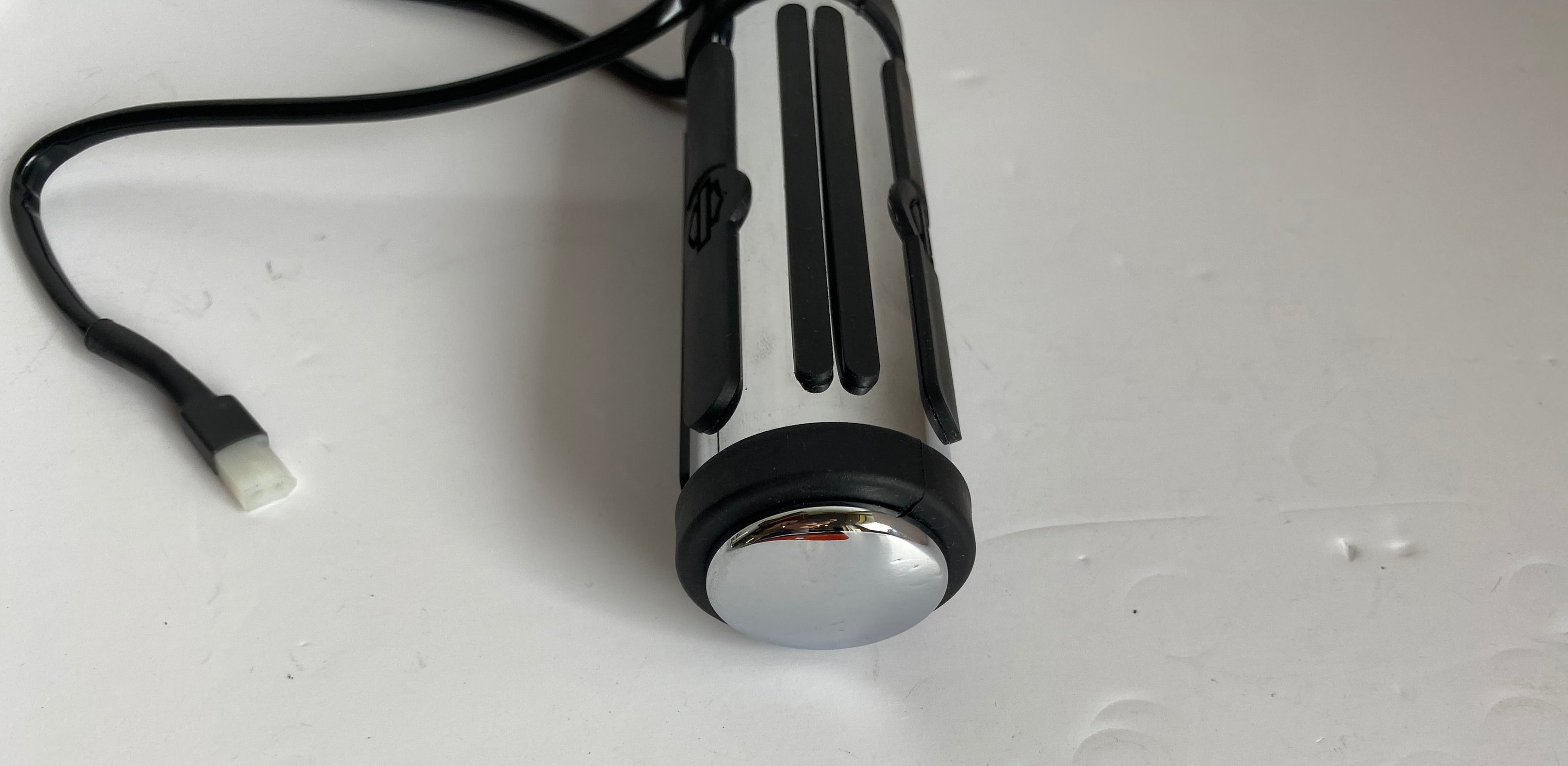 Poignée Chrome & Rubber chauffante droite câble Harley Davidson REF 56175-03