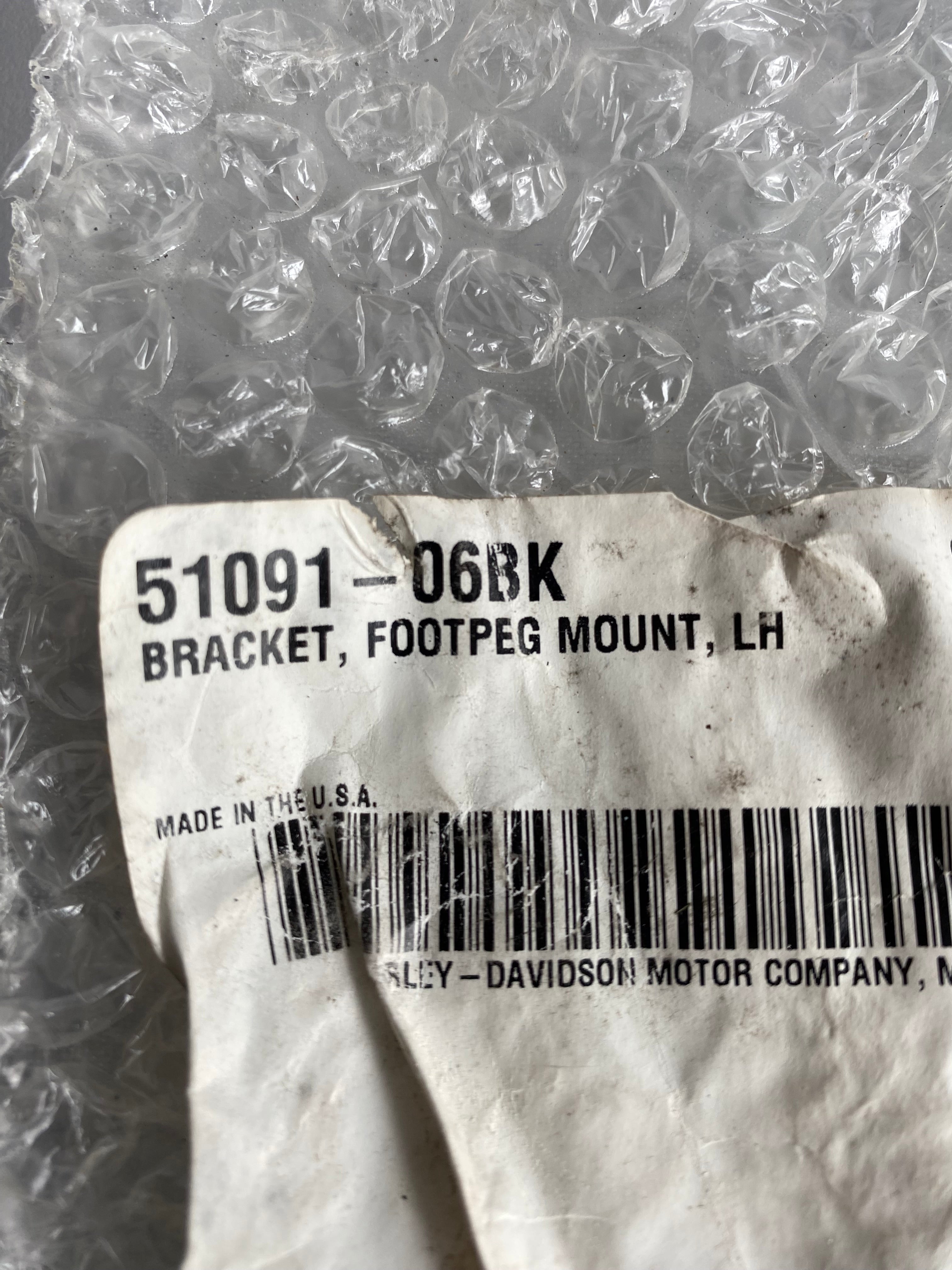 Support de cale pied pilote gauche VROD Harley Davidson REF OEM 51091-06BK