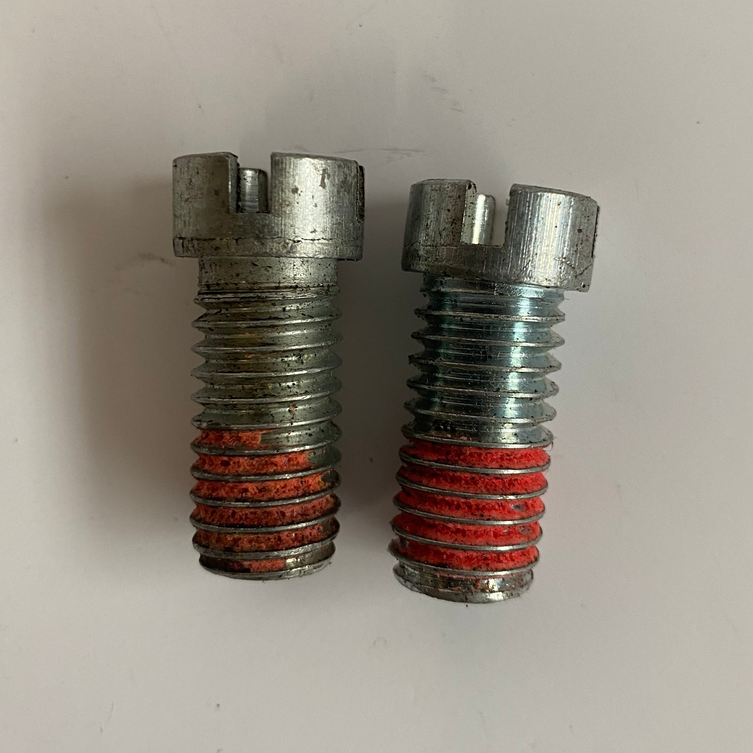 Jeu de 2 vis reniflards 1/2-13 x 1 Kuryakyn Harley Davidson REF : 2000 & 544900