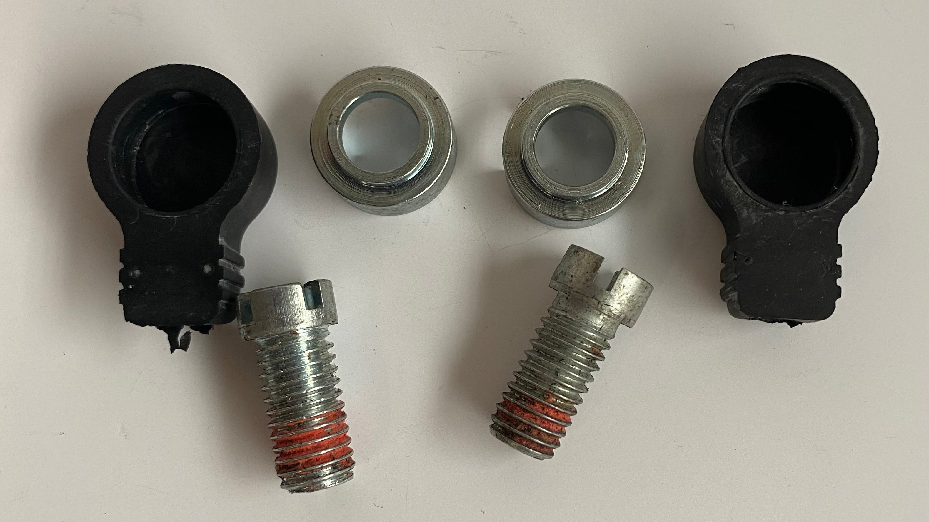 Kit de 2 vis reniflards avec caches noirs Kuryakyn Harley Davidson REF 9900 & 2000