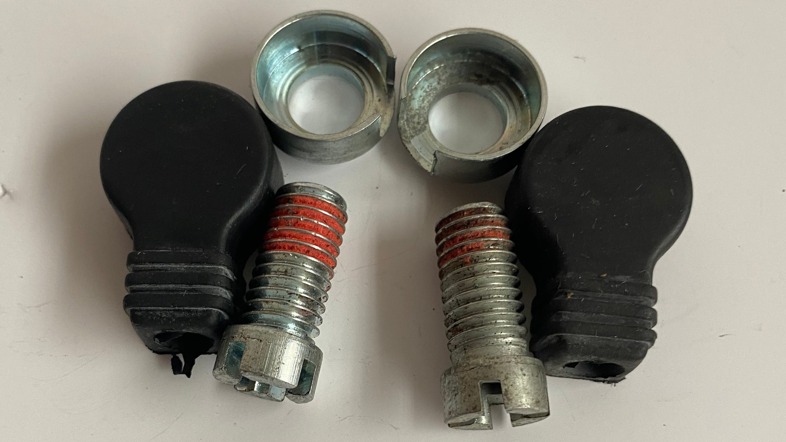 Kit de 2 vis reniflards avec caches noirs Kuryakyn Harley Davidson REF 9900 & 2000