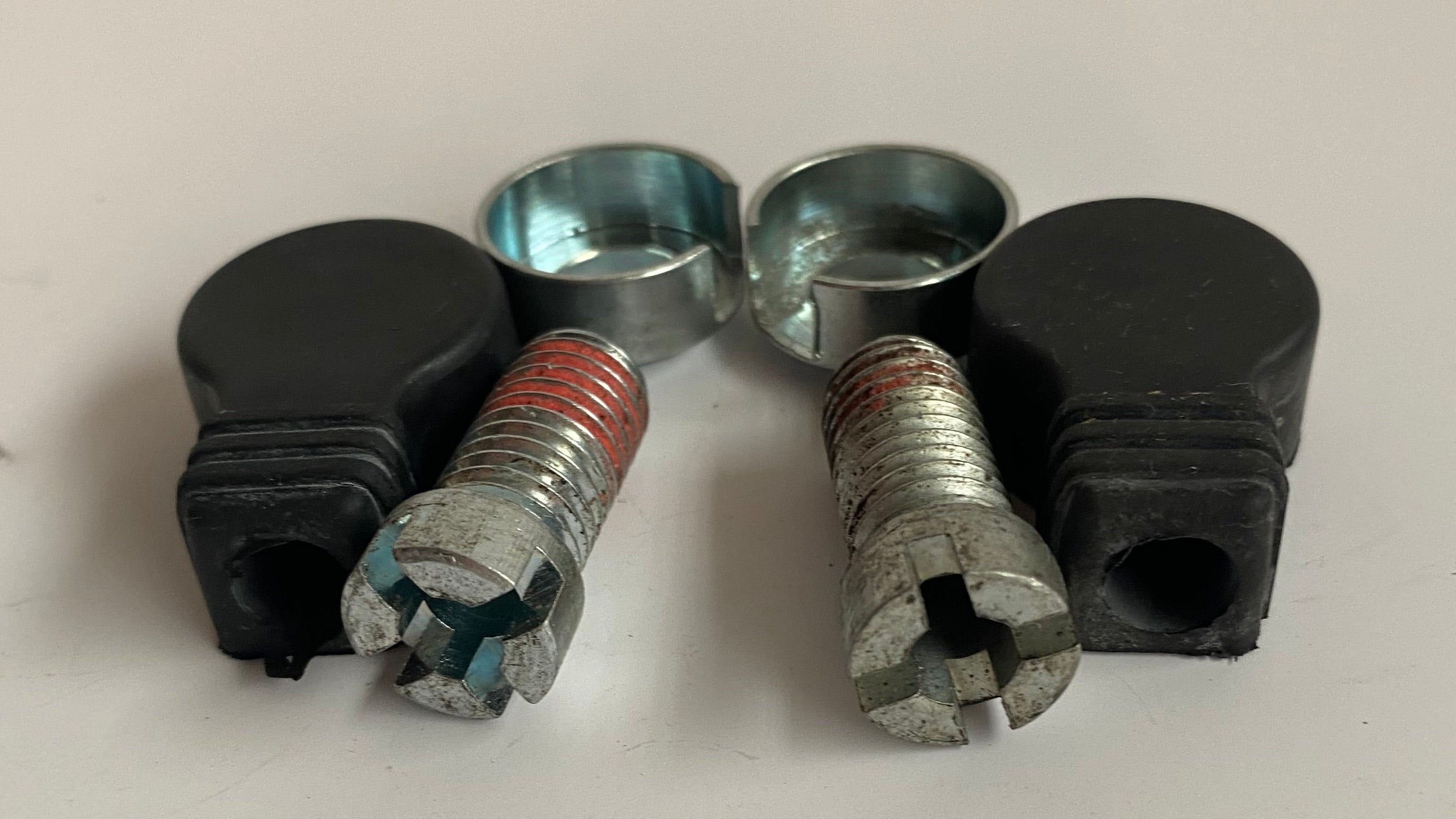 Kit de 2 vis reniflards avec caches noirs Kuryakyn Harley Davidson REF 9900 & 2000