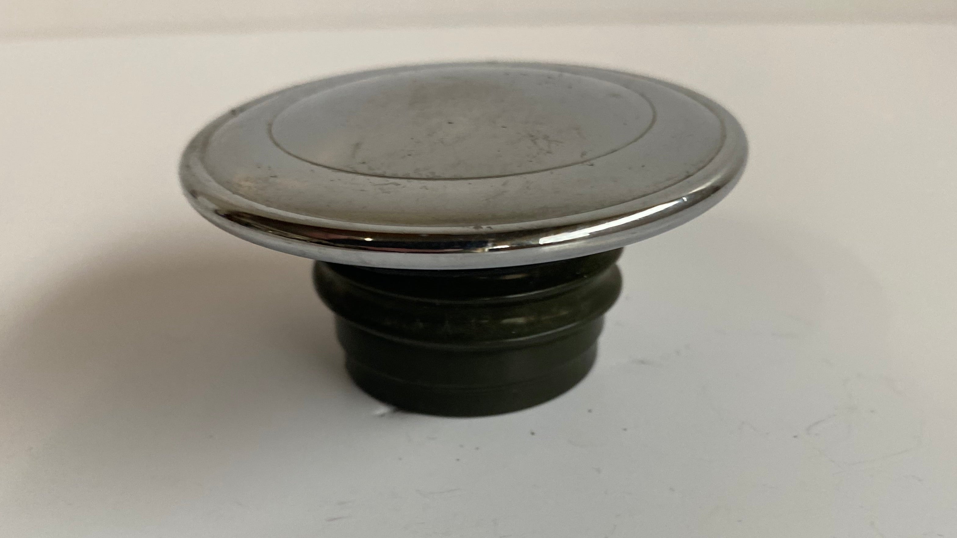 Bouchon de réservoir d'essence gauche Softail Harley Davidson REF OEM 61103-83B