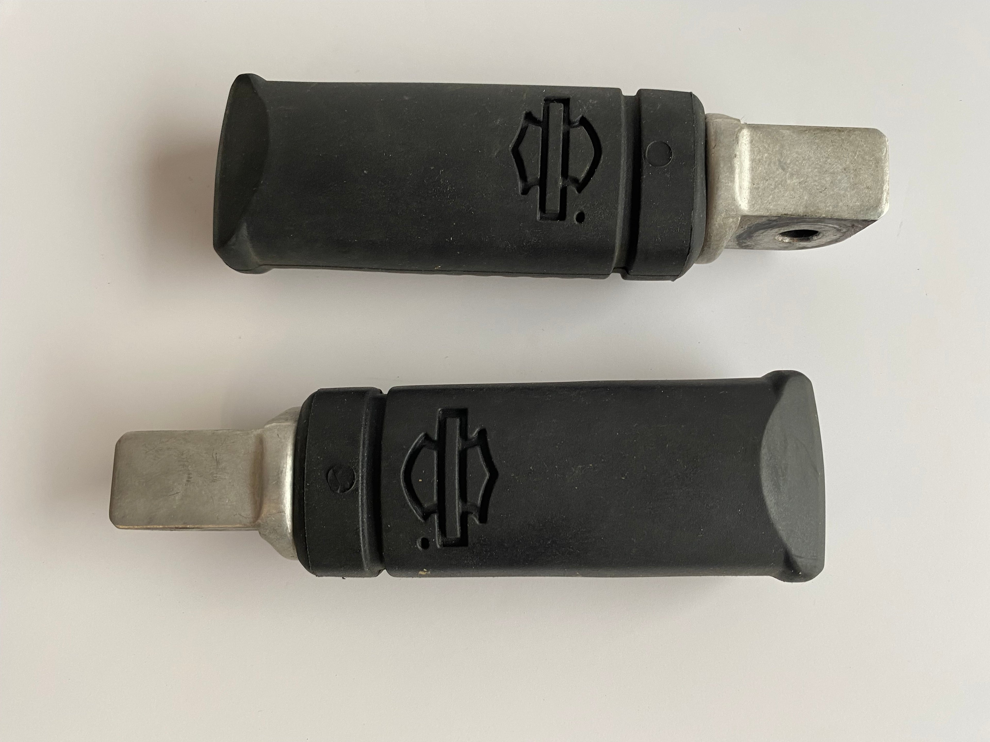 Jeu de cales pieds passager Softail M8 Harley Davidson REF OEM 50500726 & 50500609