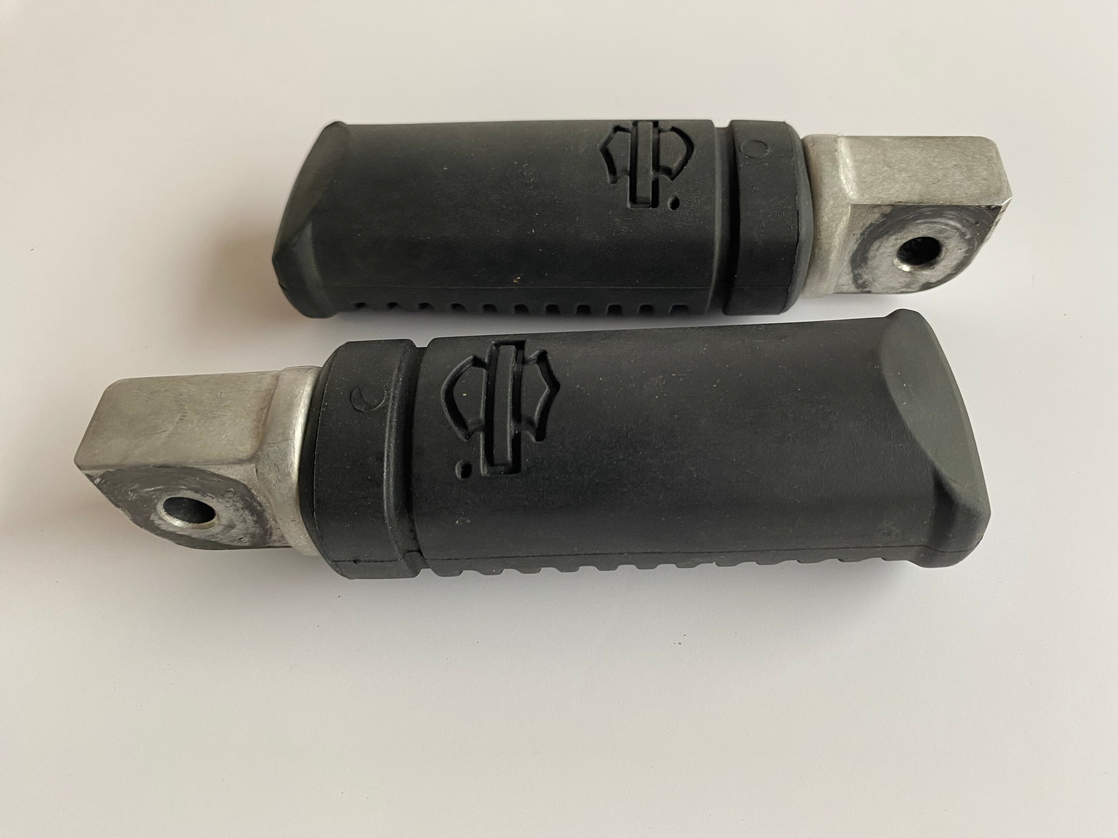 Jeu de cales pieds passager Softail M8 Harley Davidson REF OEM 50500726 & 50500609