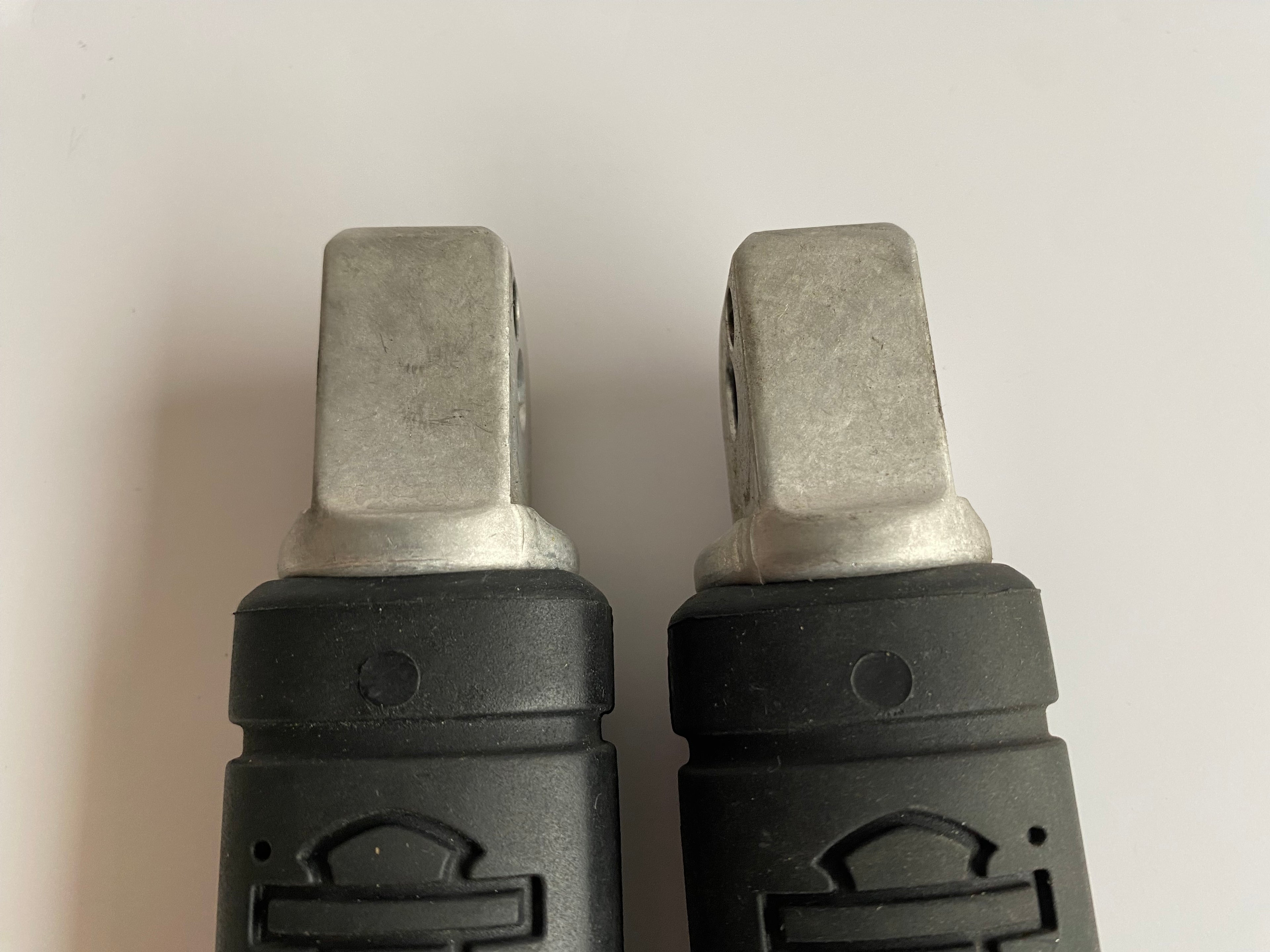 Jeu de cales pieds passager Softail M8 Harley Davidson REF OEM 50500726 & 50500609