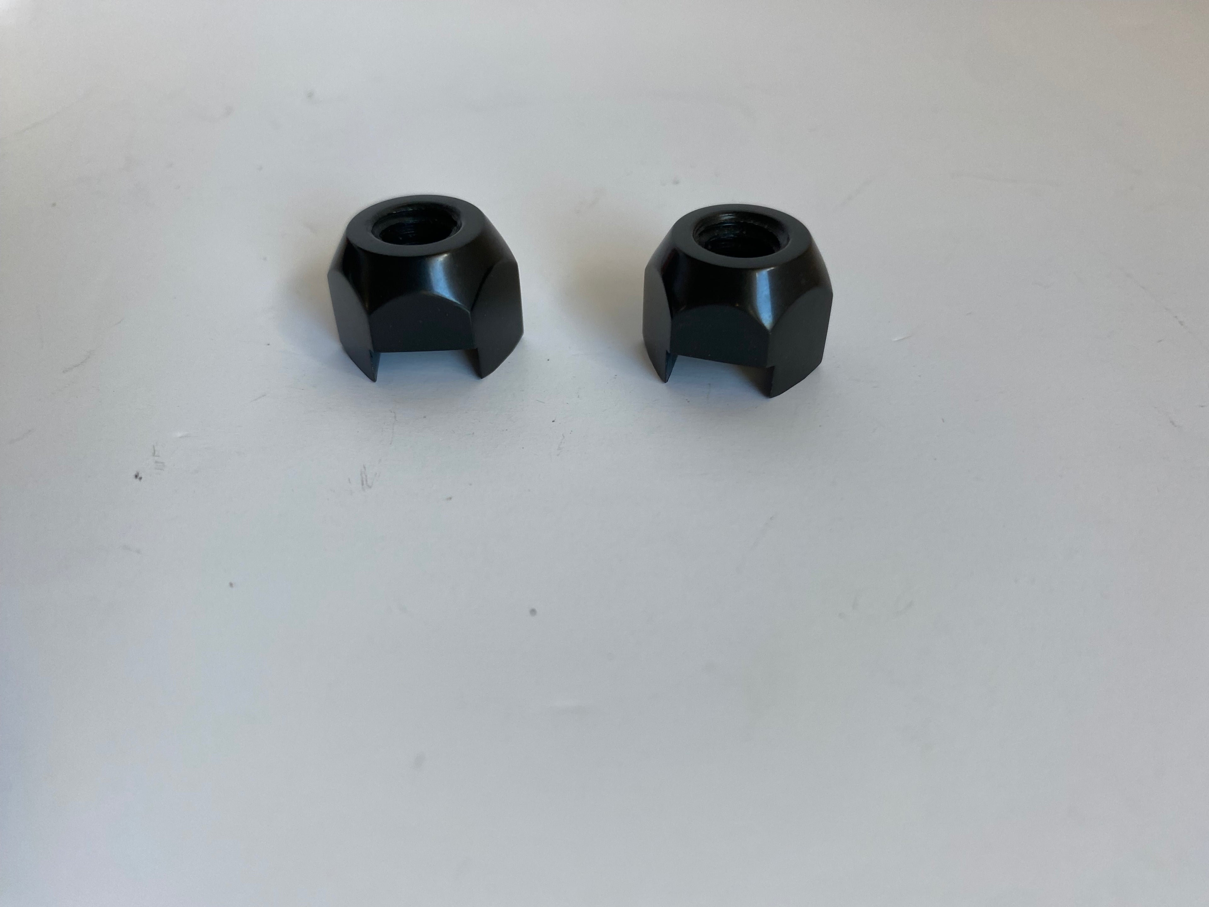 Jeu de 2 écrous spéciaux tiges clignotants arriere délocalisé noir Harley Davidson REF 6983