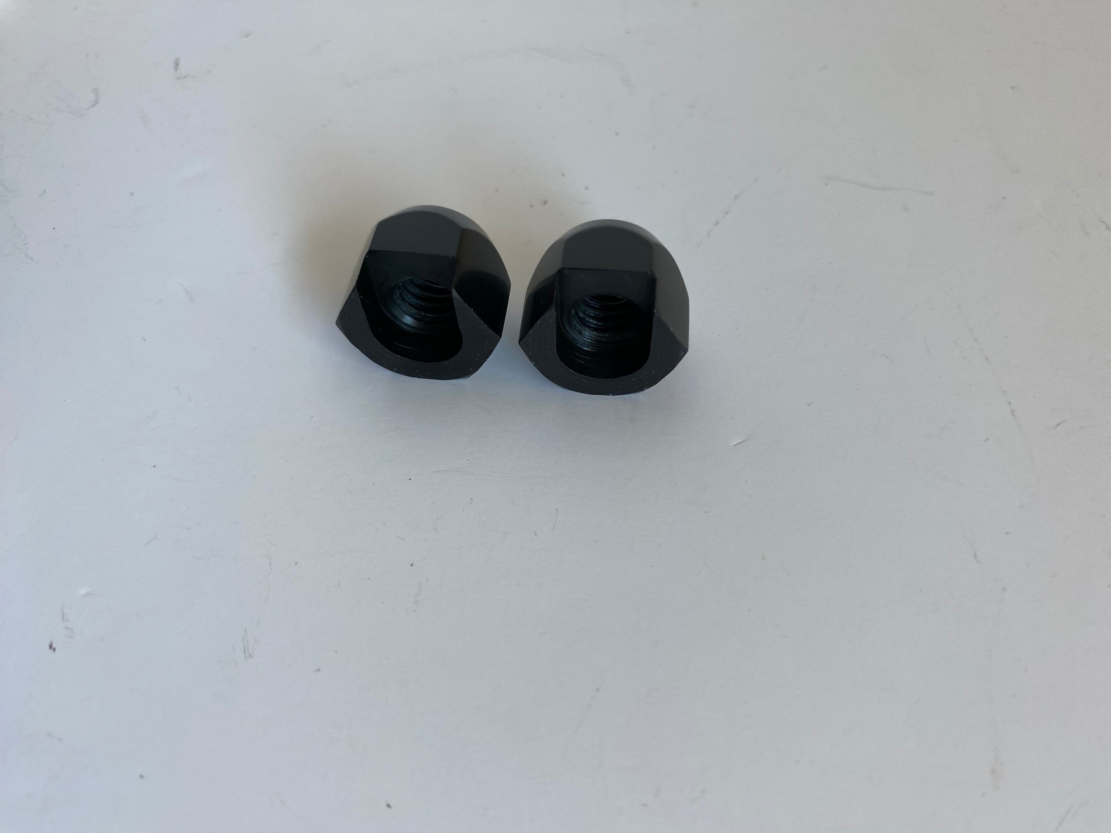 Jeu de 2 écrous spéciaux tiges clignotants arriere délocalisé noir Harley Davidson REF 6983