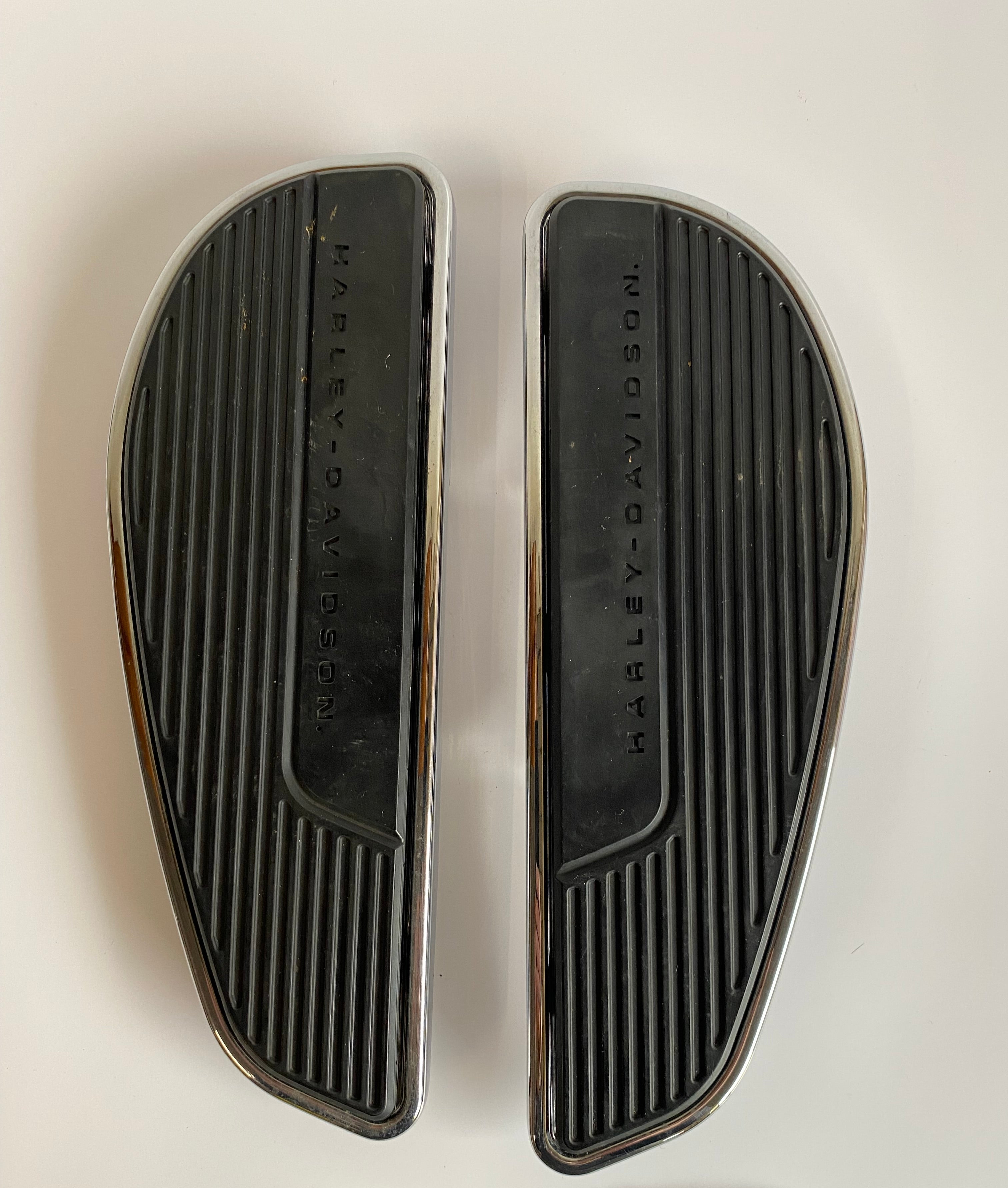 Jeu de marches pieds Softail M8 Harley Davidson REF OEM 50500635A & 50500634A