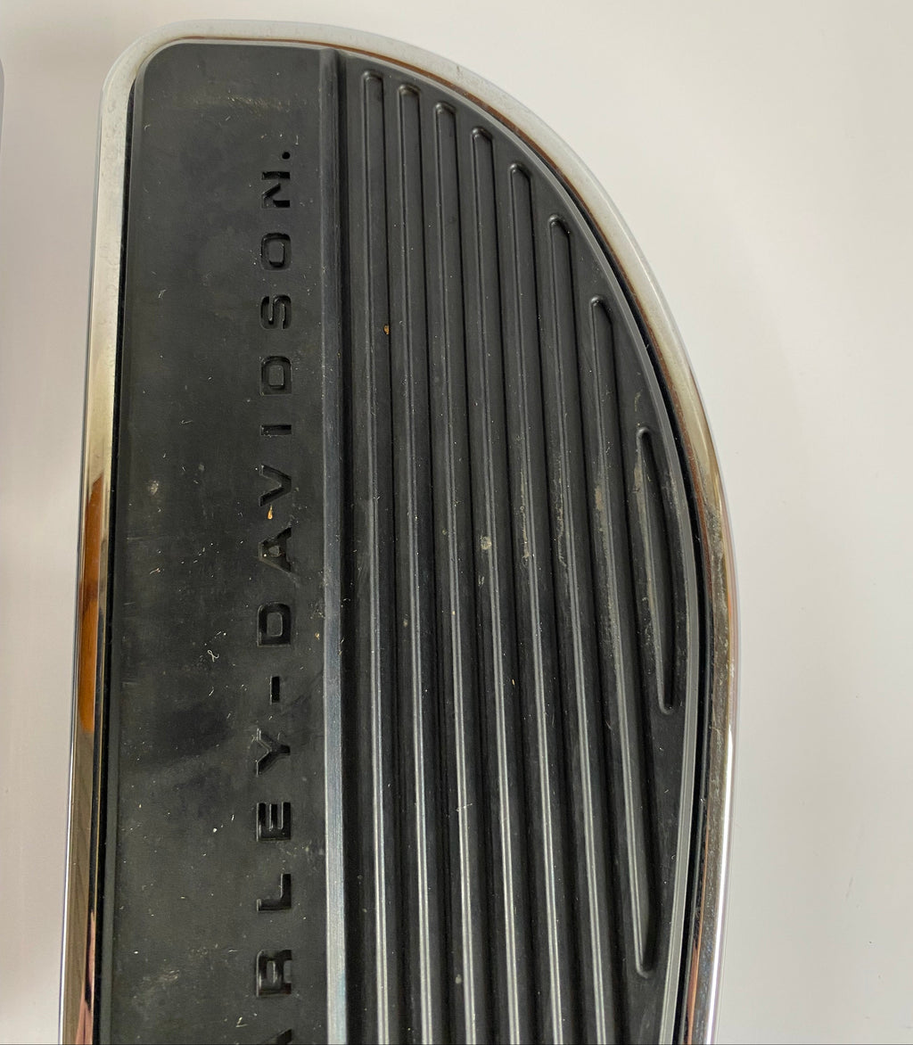 Jeu de marches pieds Softail M8 Harley Davidson REF OEM 50500635A & 50500634A