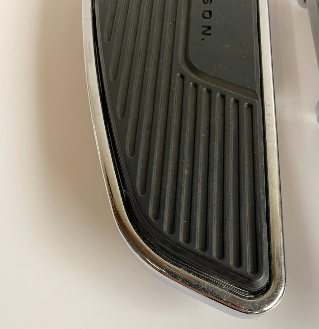 Jeu de marches pieds Softail M8 Harley Davidson REF OEM 50500635A & 50500634A