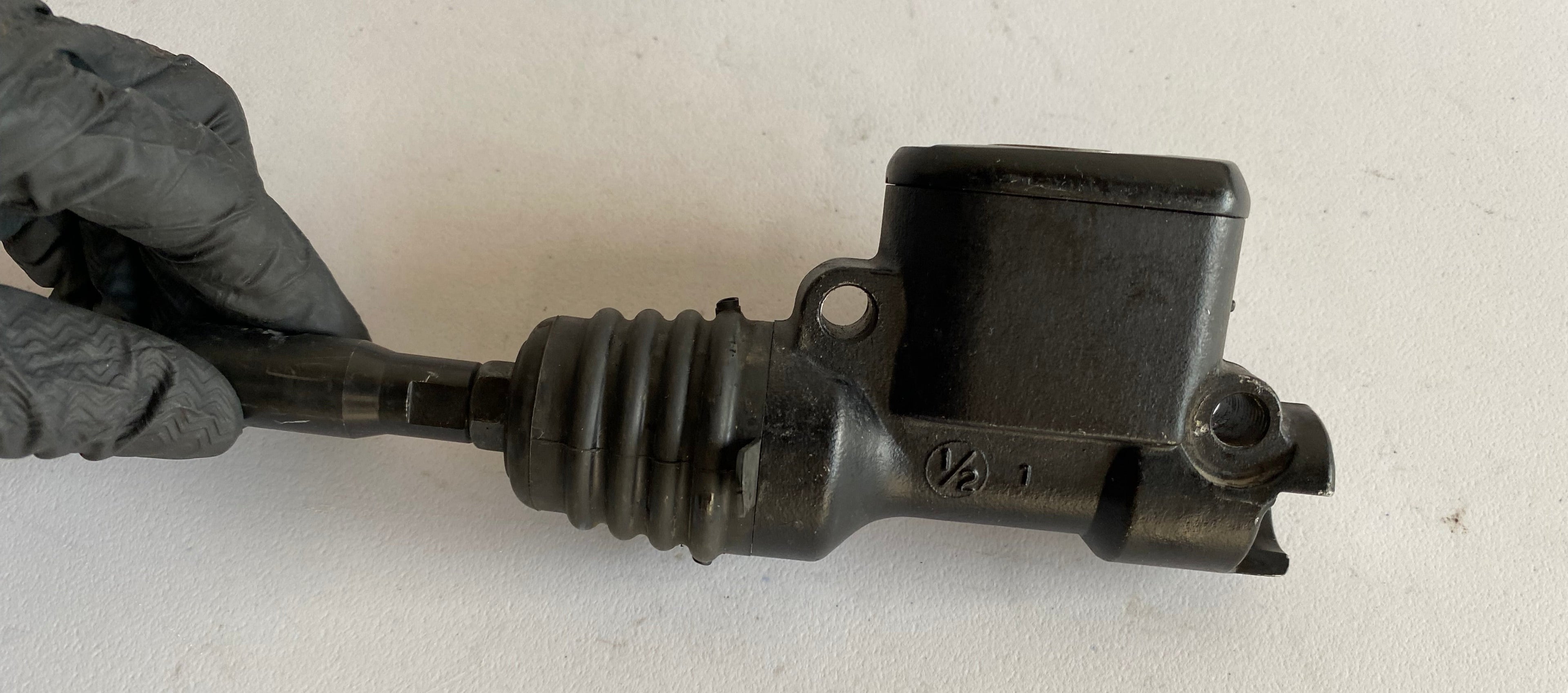 Harley Davidson rear brake master cylinder REF OEM: 41700025