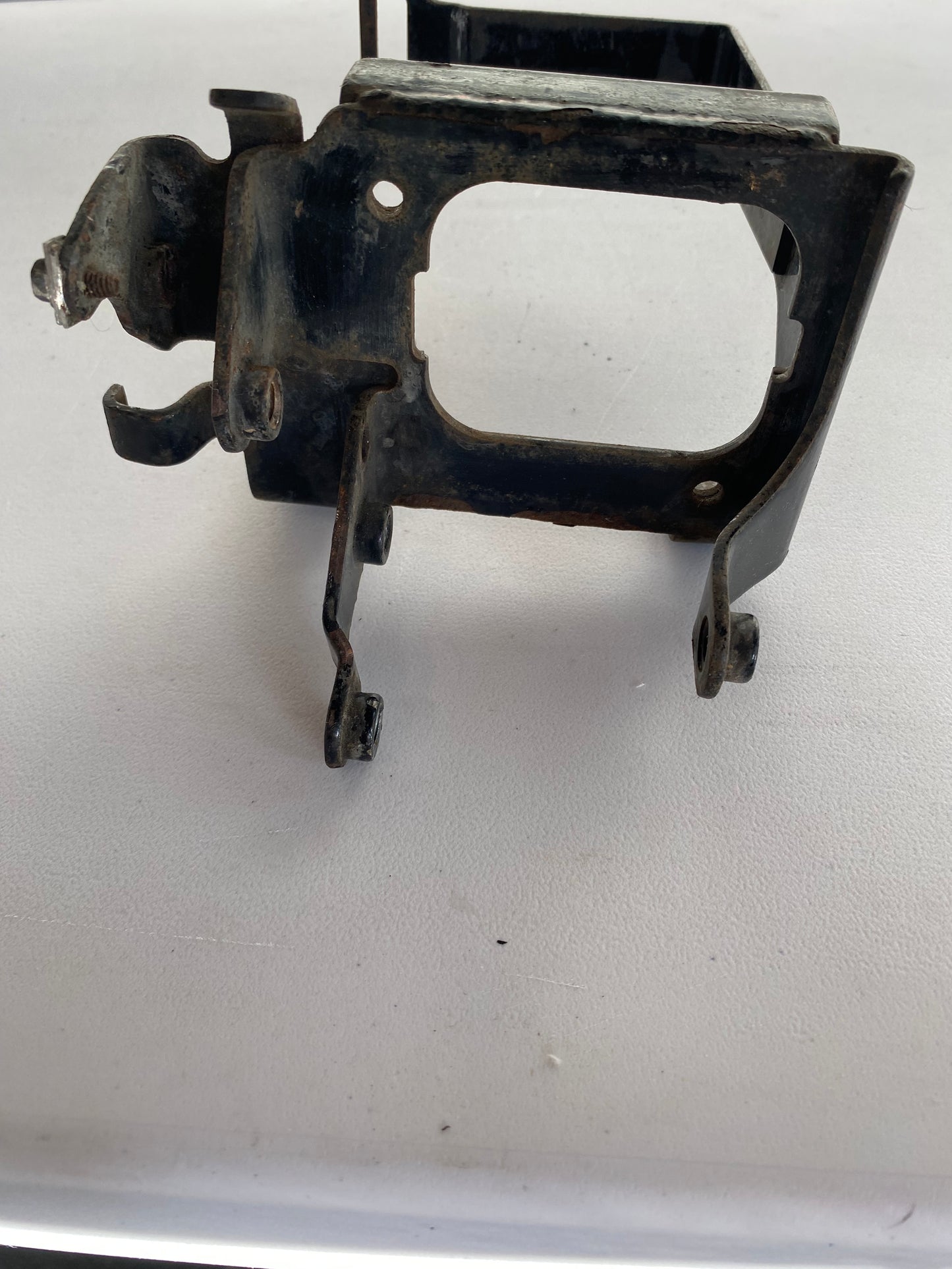 Bac à batterie d'origine Harley Davidson REF OEM : 66194-04D