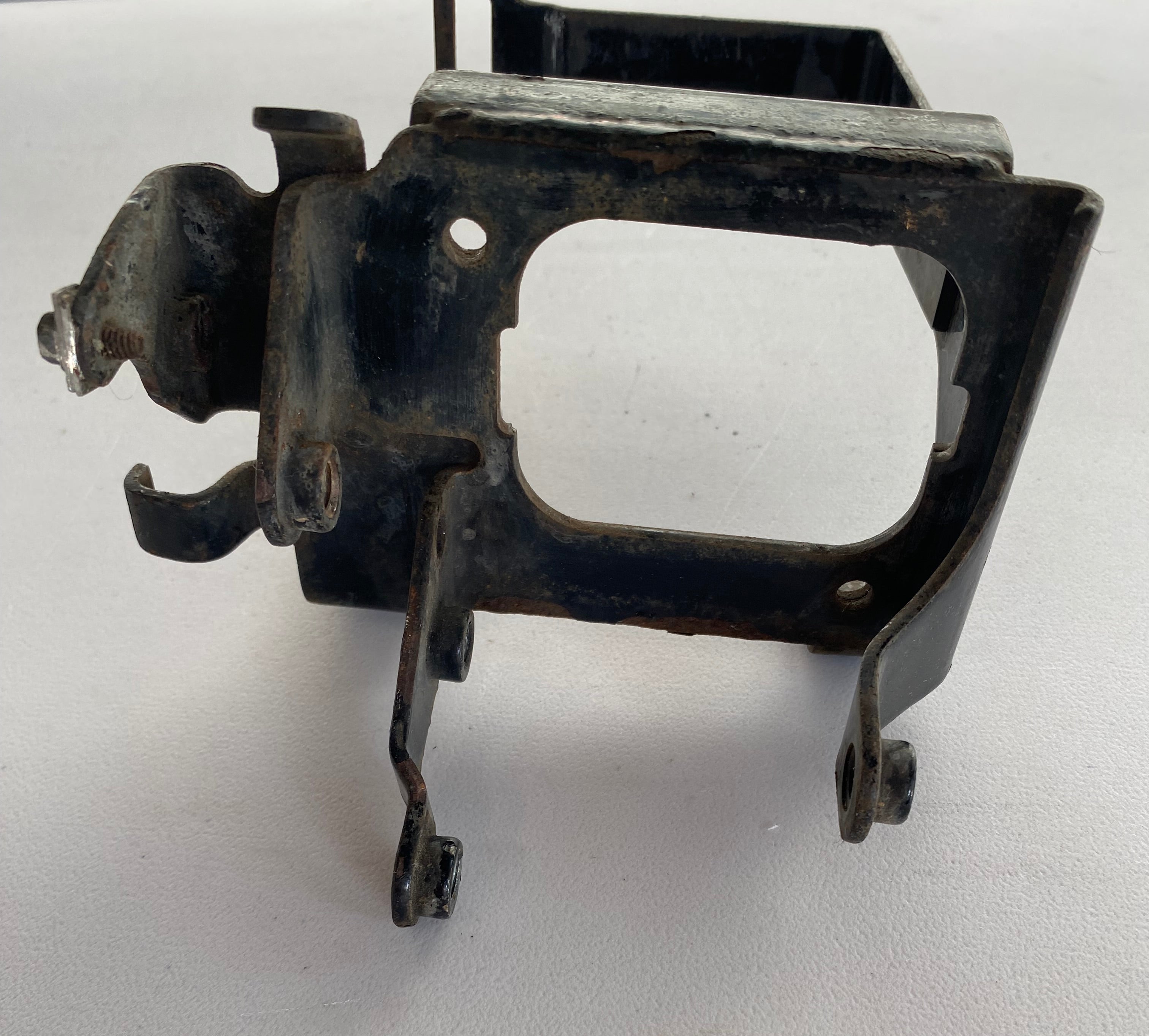 Bac à batterie d'origine Sportster Harley Davidson REF OEM : 66194-04D