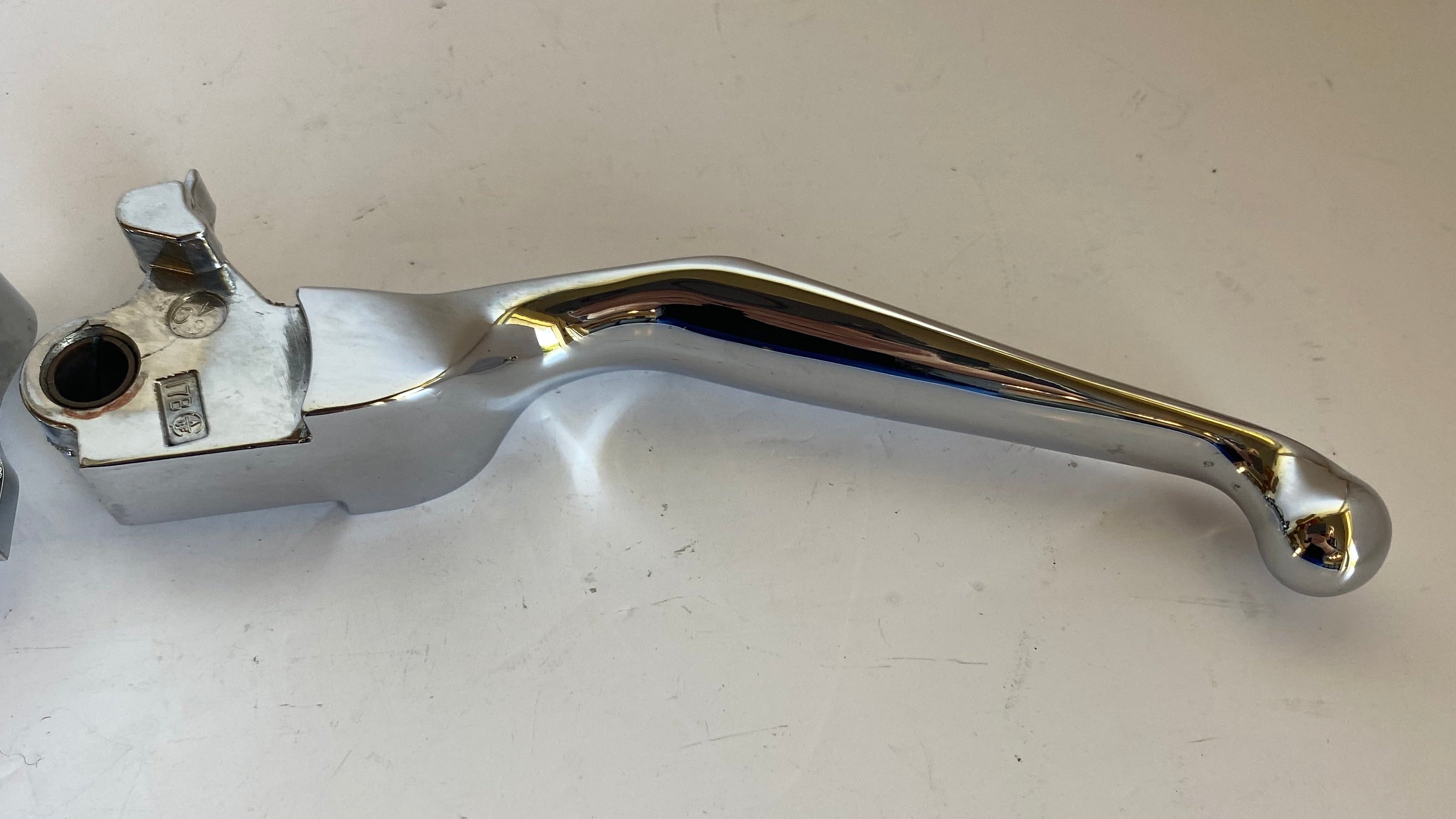 Jeu de leviers chromées Harley Davidson REF OEM 45076-96 & 45077-07