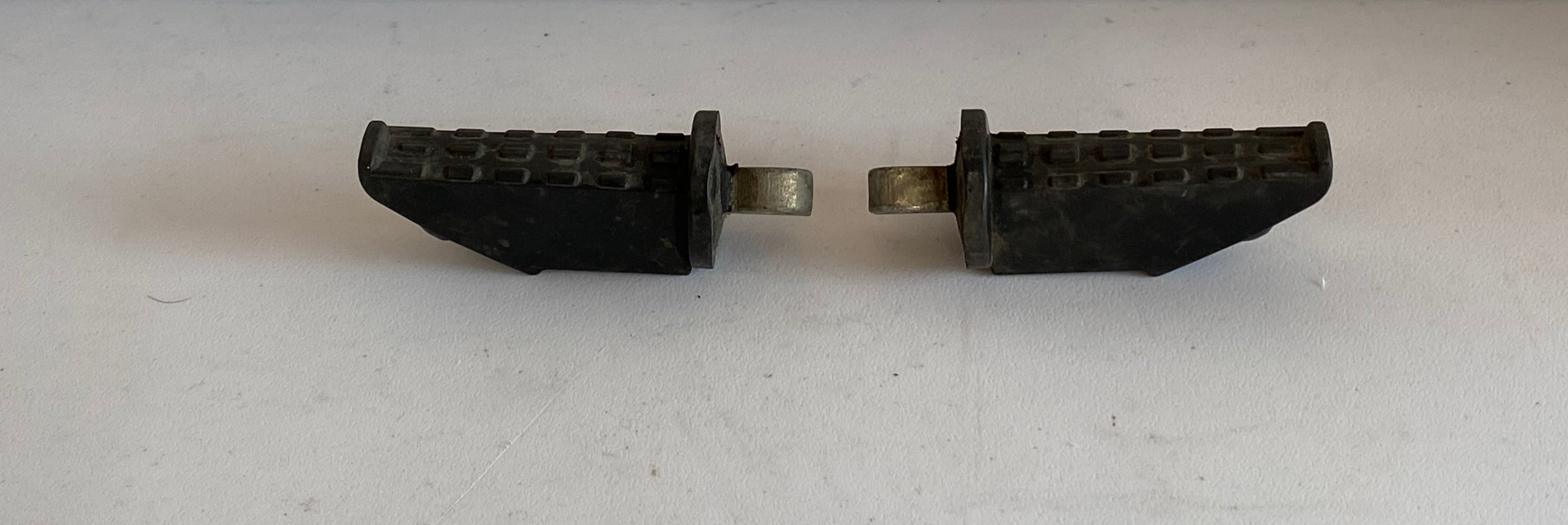 Jeu de cales pieds passagers BUELL REF OEM : N502.8B / N503.8B