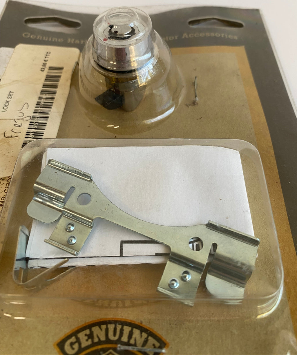 Bouton poussoir trappe carburant Touring Harley Davidson REF 53842-00C