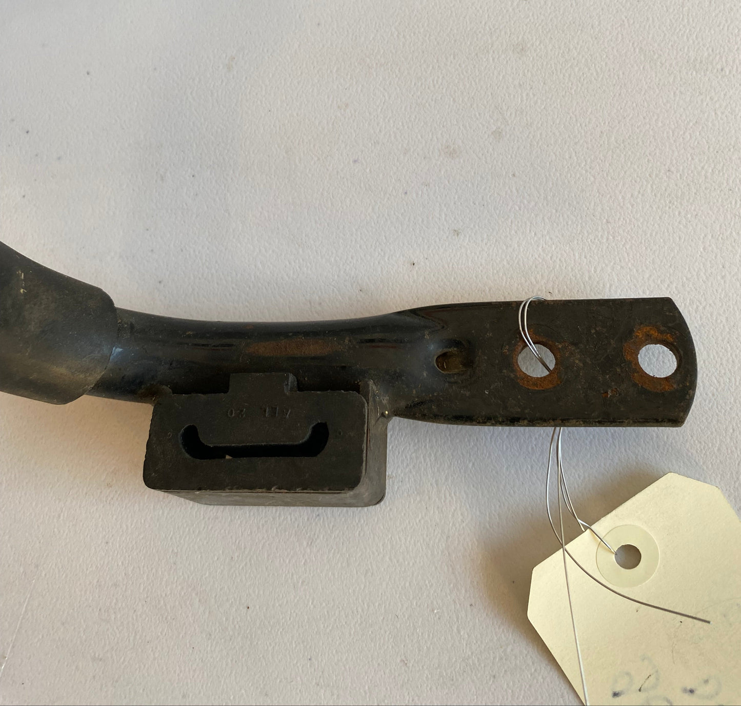 Support gauche de sacoche et de silencieux  Harley Davidson REF OEM : 49194-85