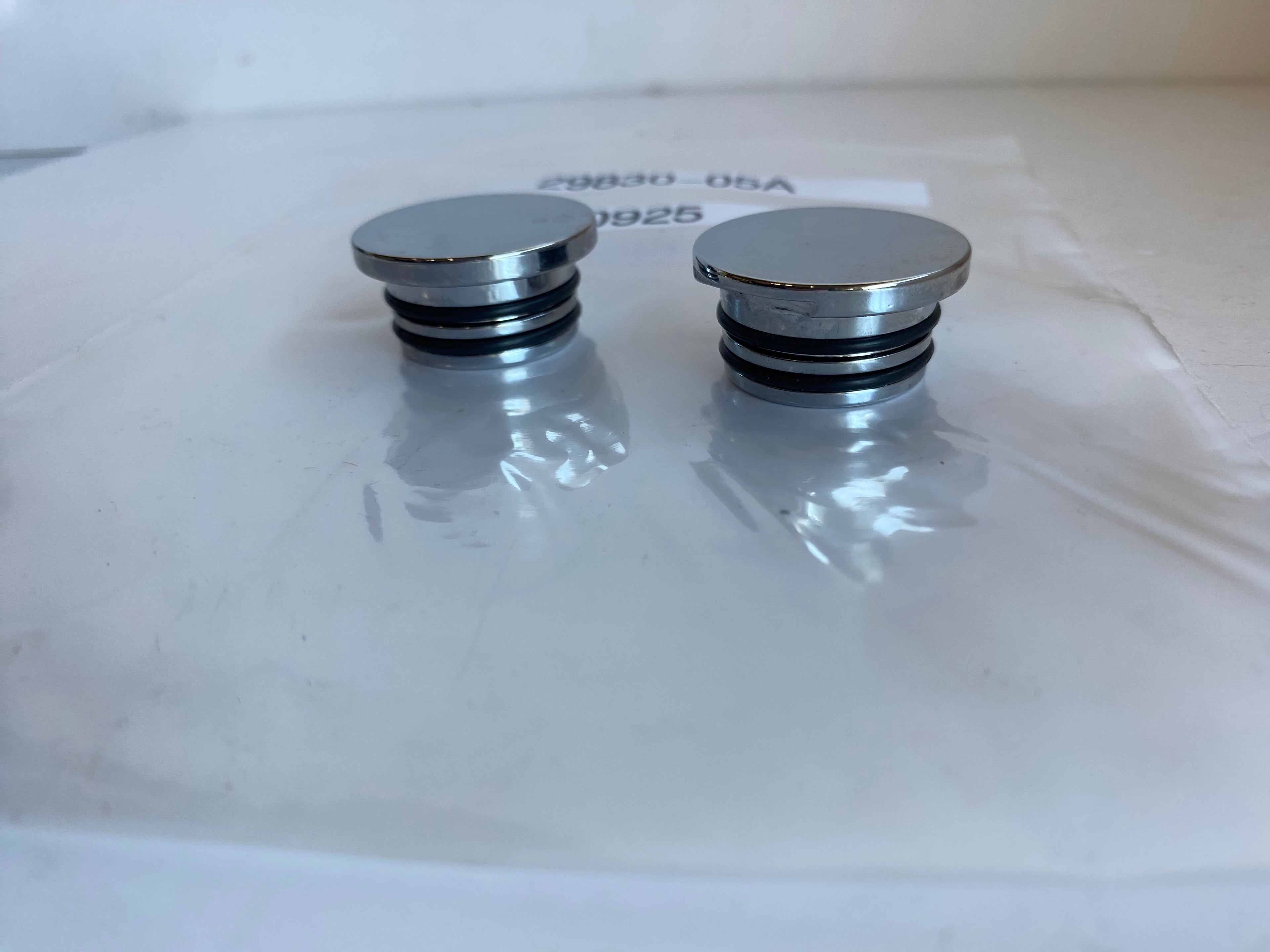 Jeu de 2 bouchons chromés filtre à air Screamin Eagle Harley Davidson REF 29830-05A
