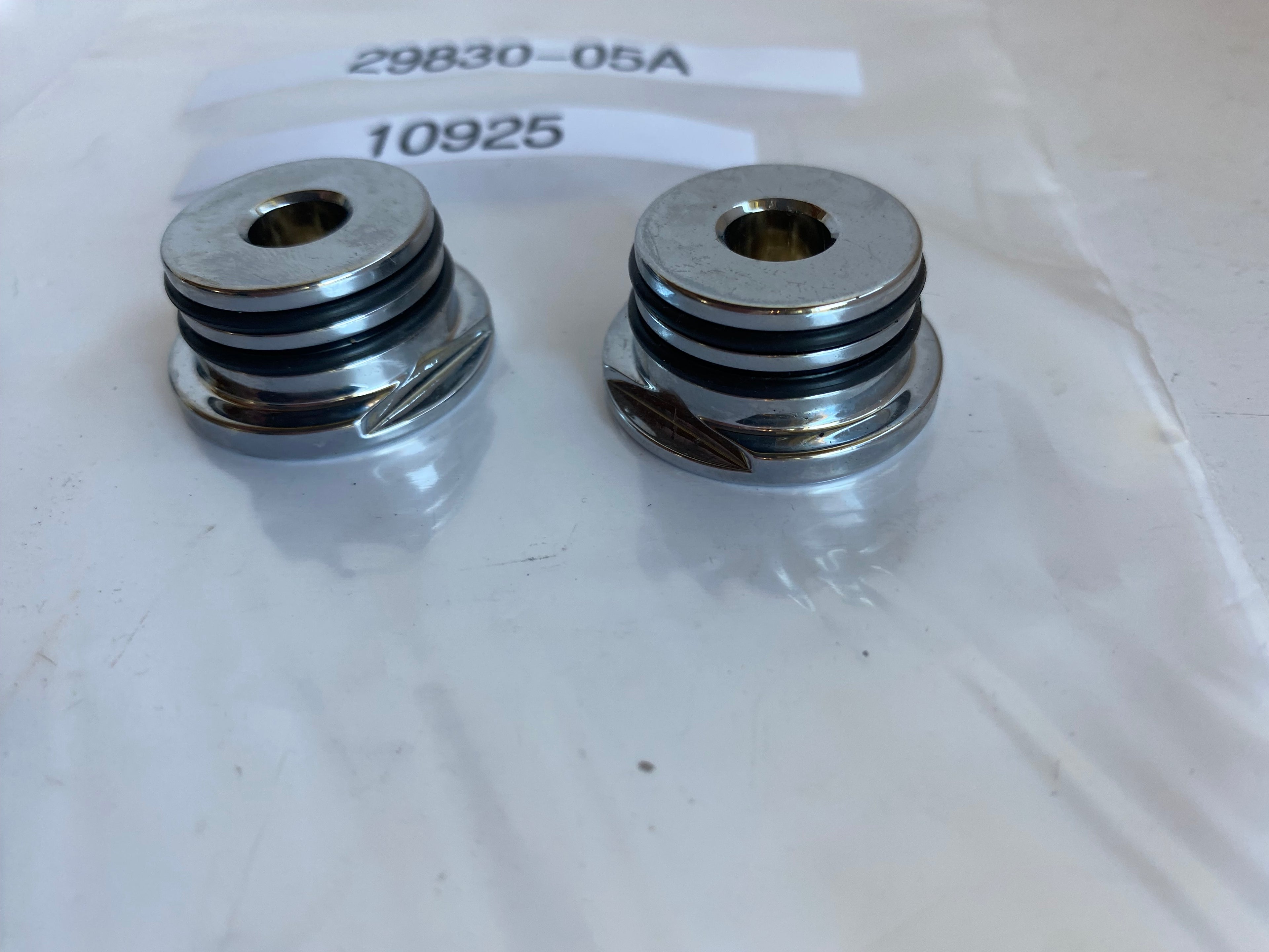 Jeu de 2 bouchons chromés filtre à air Screamin Eagle Harley Davidson REF 29830-05A