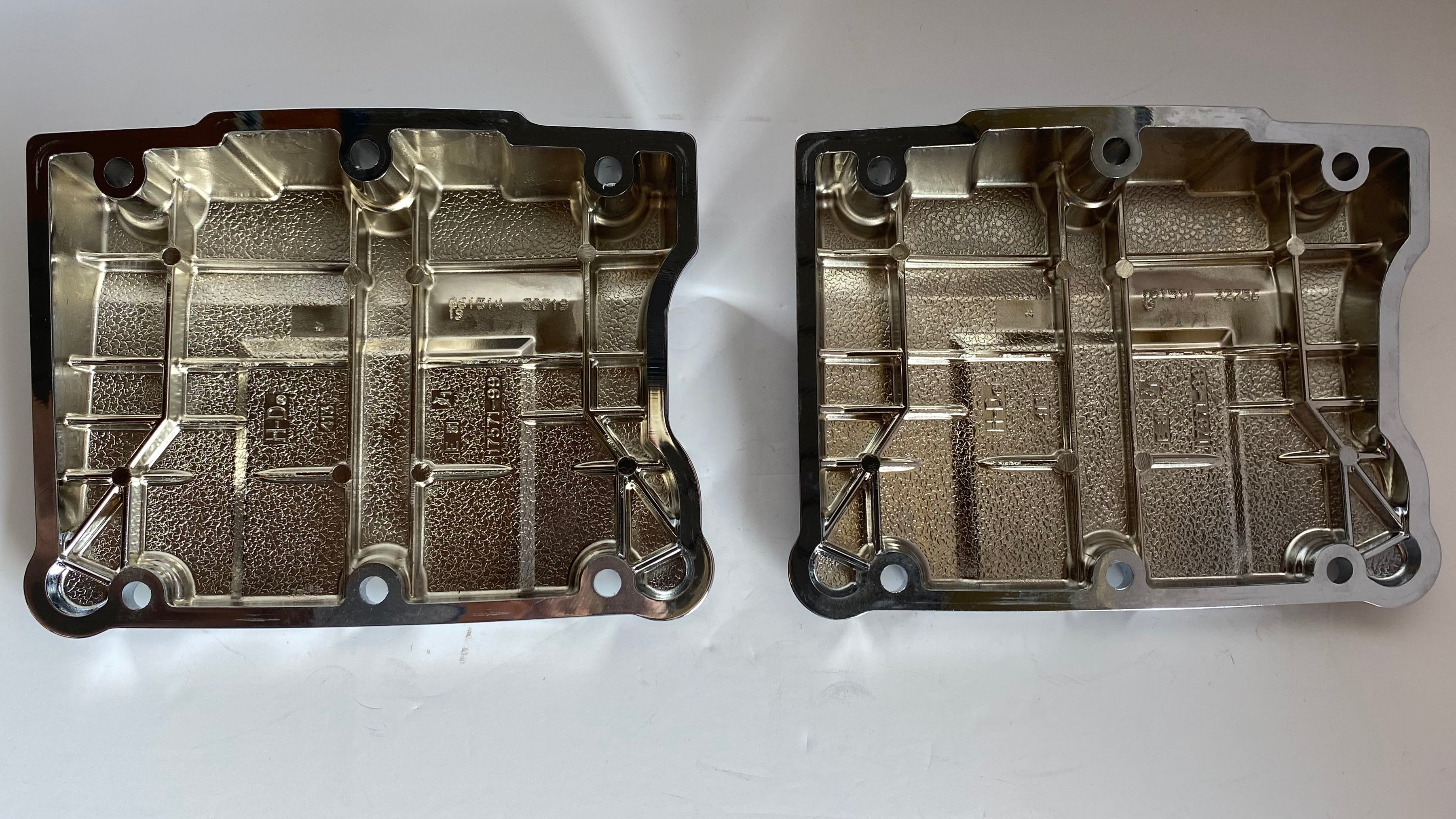 Jeu de 2 caches culbuteurs chromés supérieur Twin Cam Harley Davidson REF OEM 17572-99