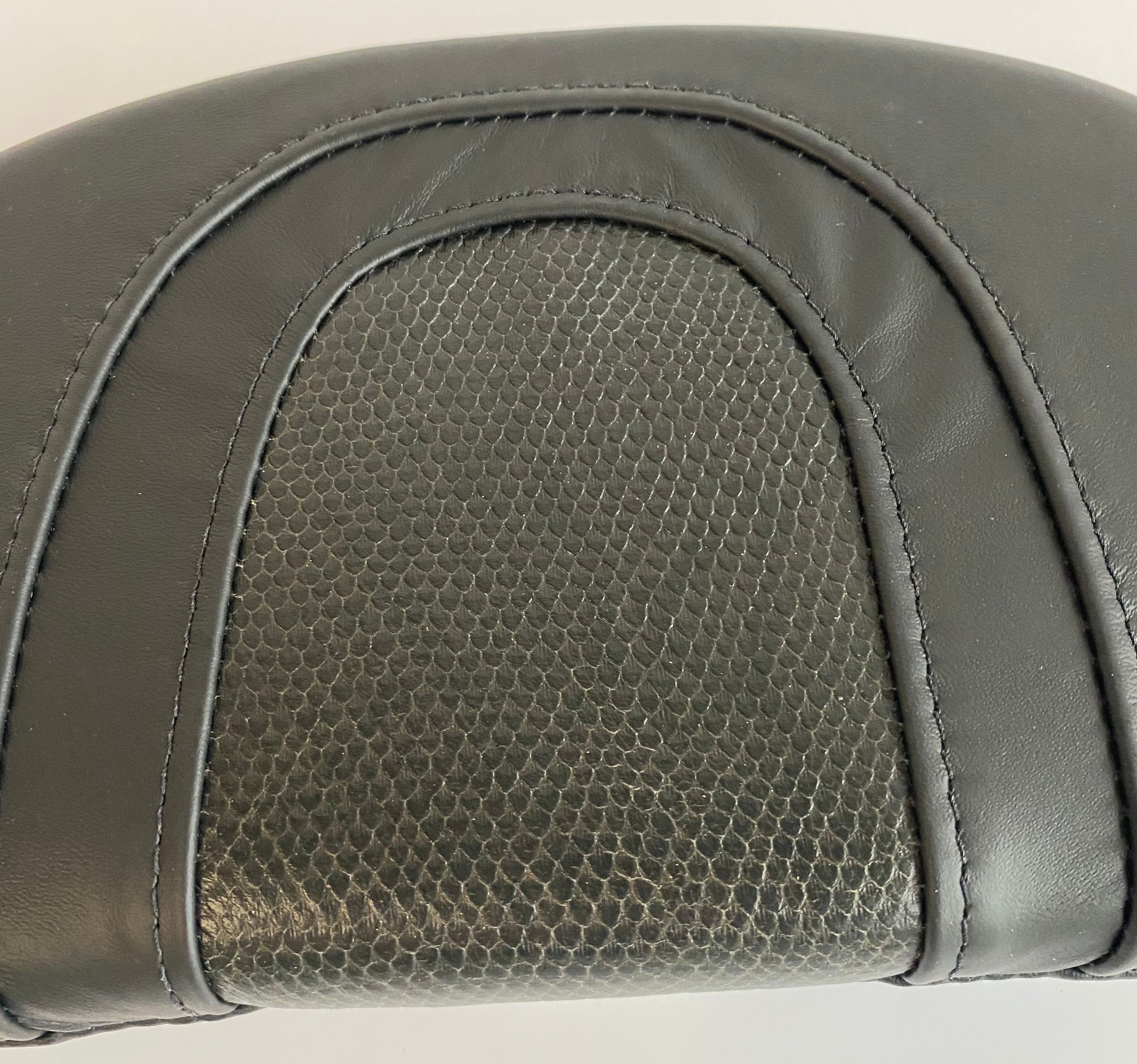 Pouf dosseret sissy bar Touring CVO Harley Davidson REF OEM 52316-05A