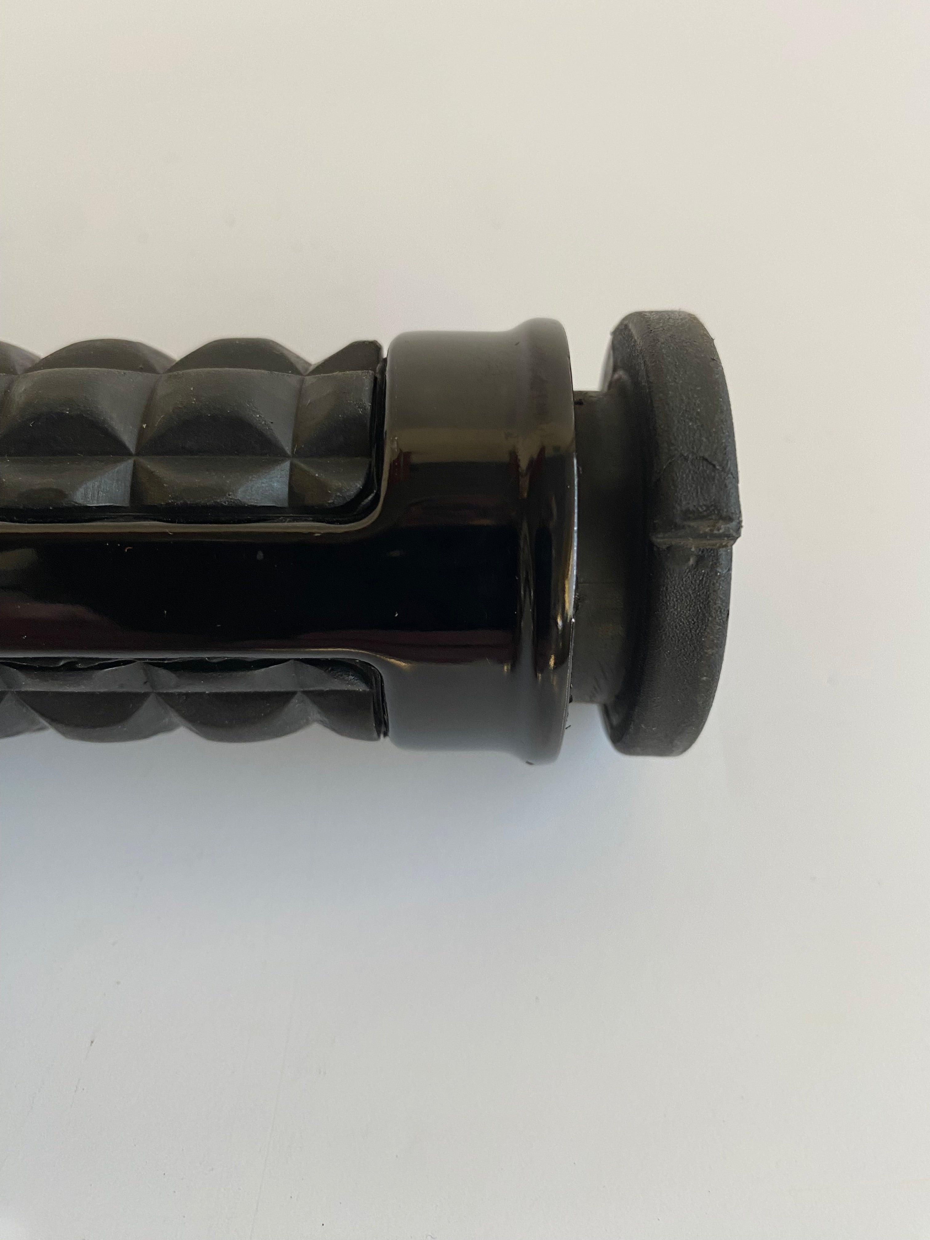 Poignée gauche Dominion black HDMC Harley Davidson REF 56100231 ou 56100232