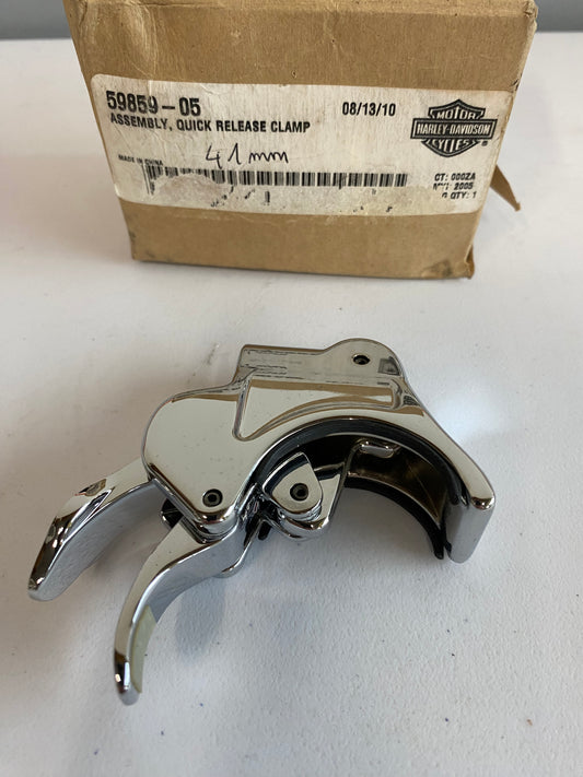 Attache de pare brise Harley Davidson REF OEM : 59859-05