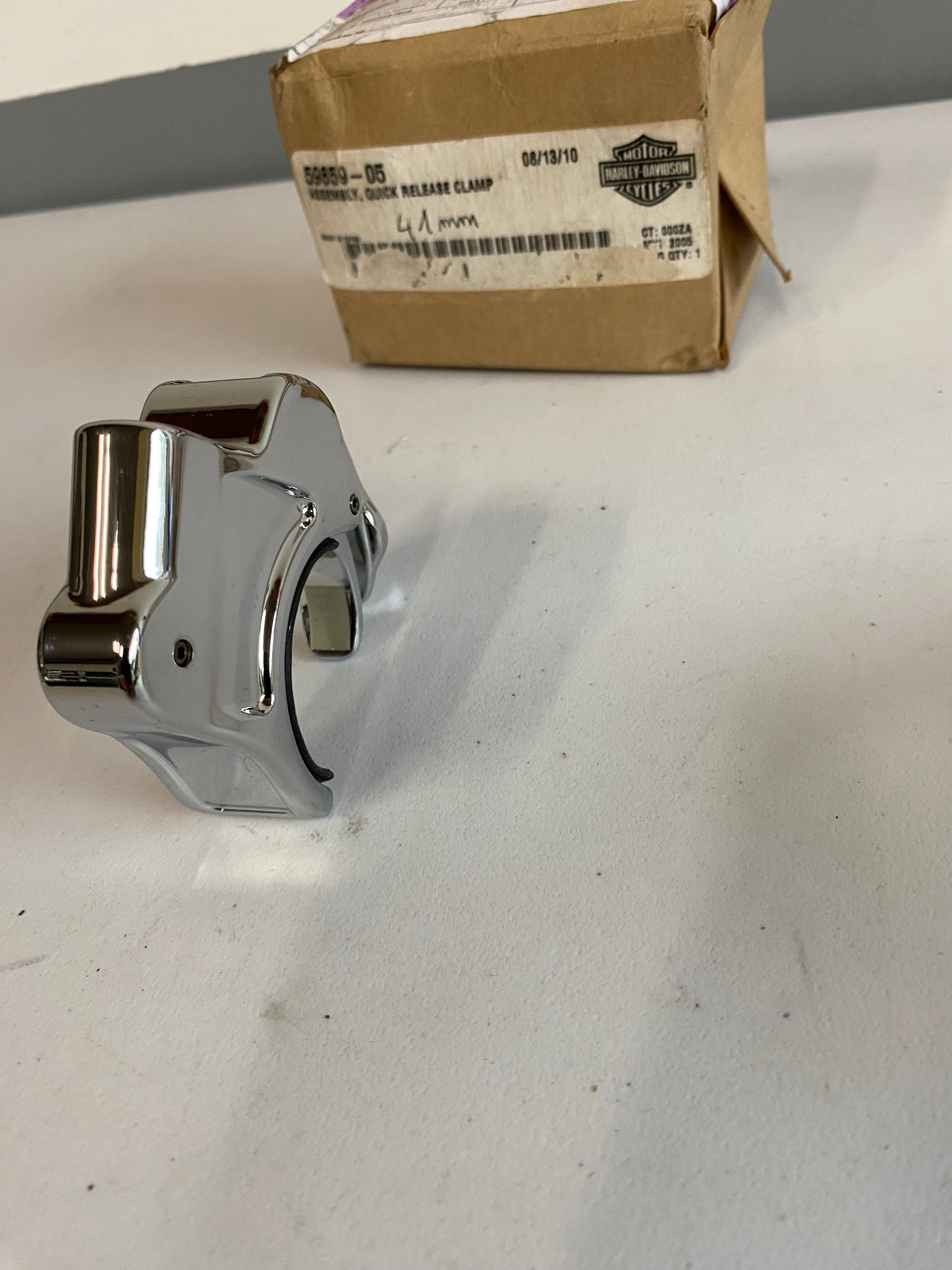 Attache de pare brise Harley Davidson REF OEM : 59859-05