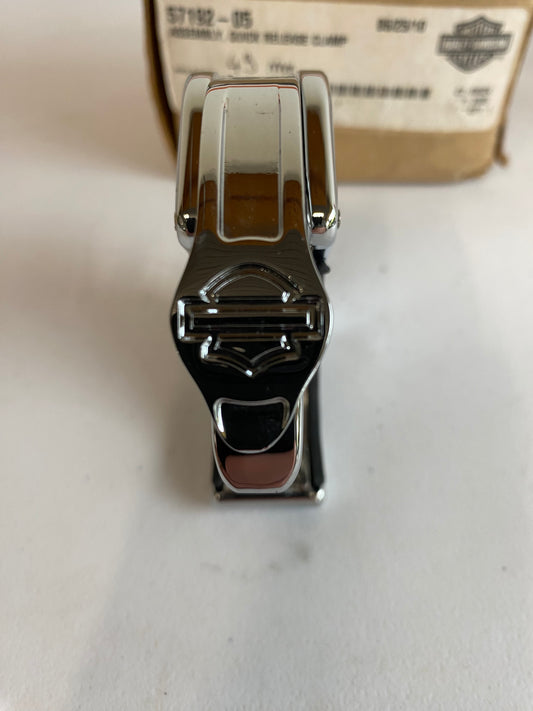 Attache de pare brise Harley Davidson REF OEM : 57192-05