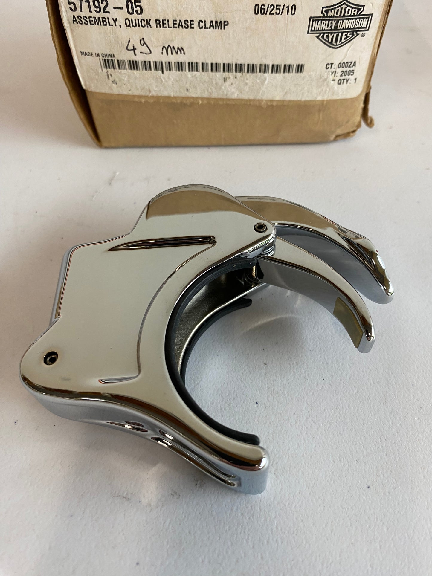 Attache de pare brise Harley Davidson REF OEM : 57192-05