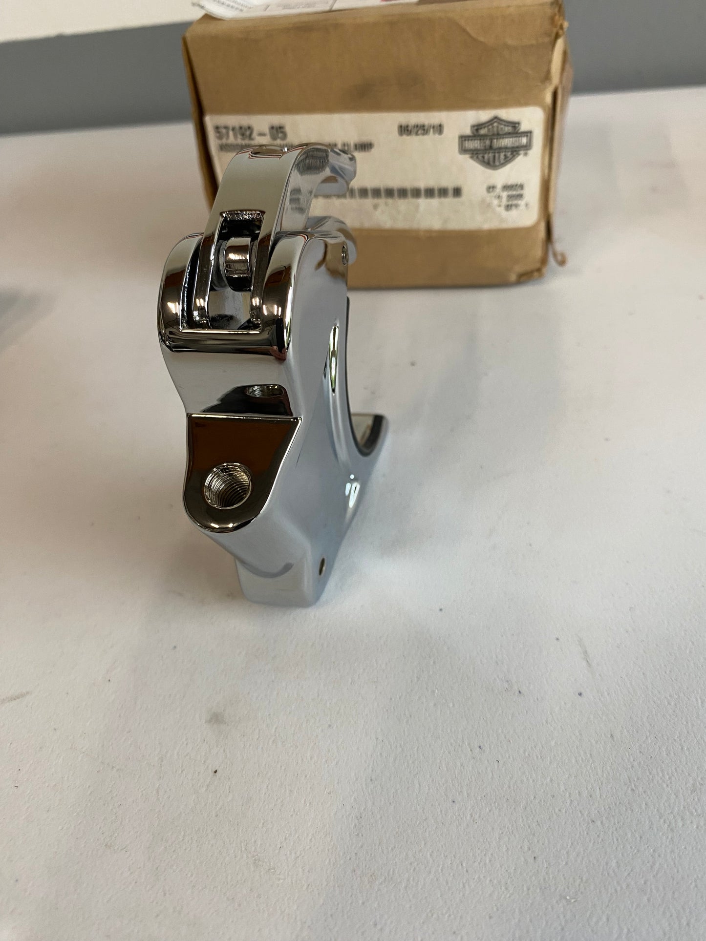 Attache de pare brise Harley Davidson REF OEM : 57192-05