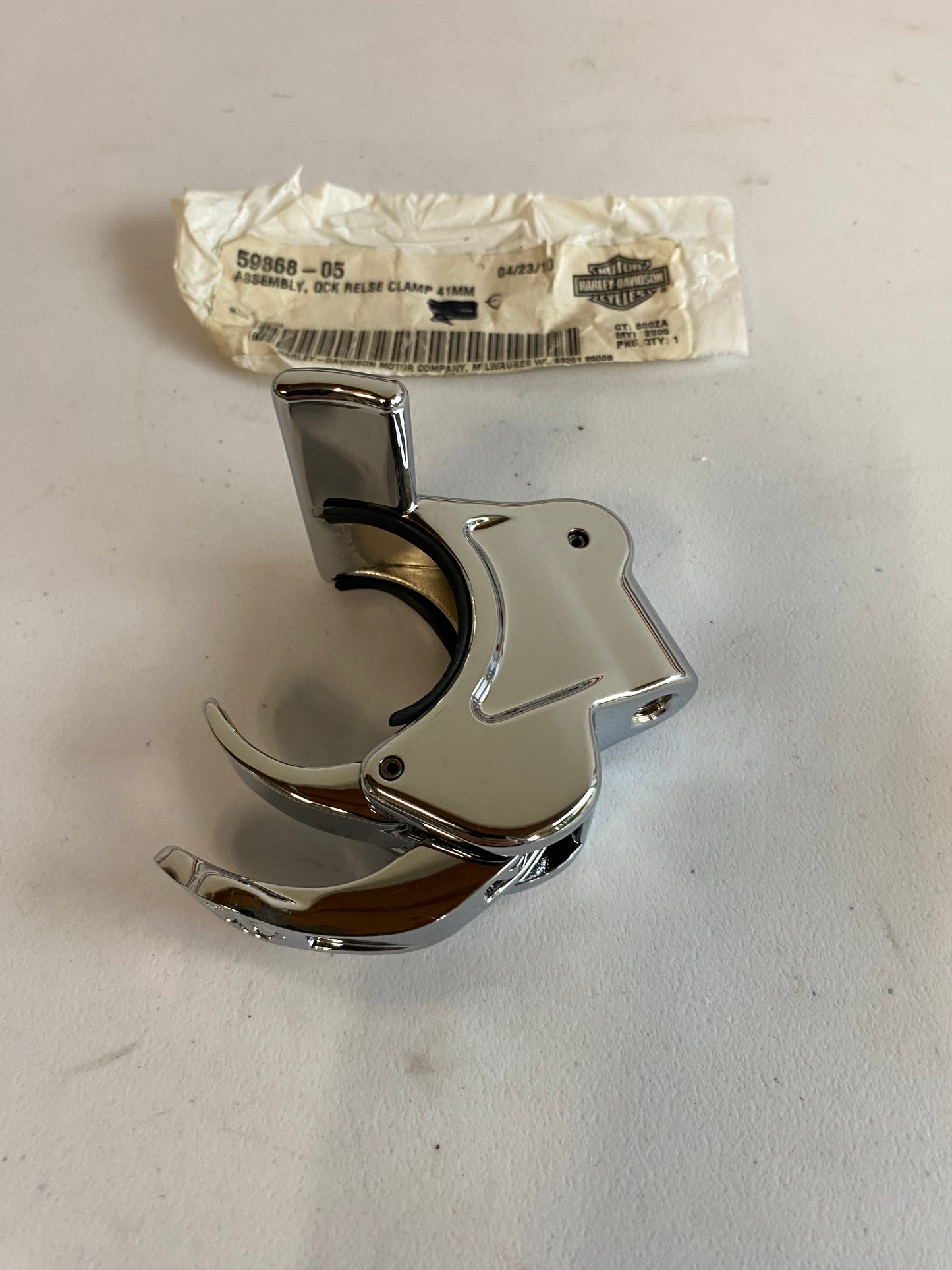 Attache de pare brise Harley Davidson REF OEM : 59868-05