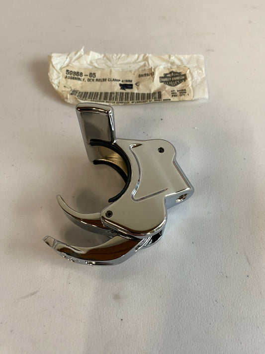 Attache de pare brise Harley Davidson REF OEM : 59868-05