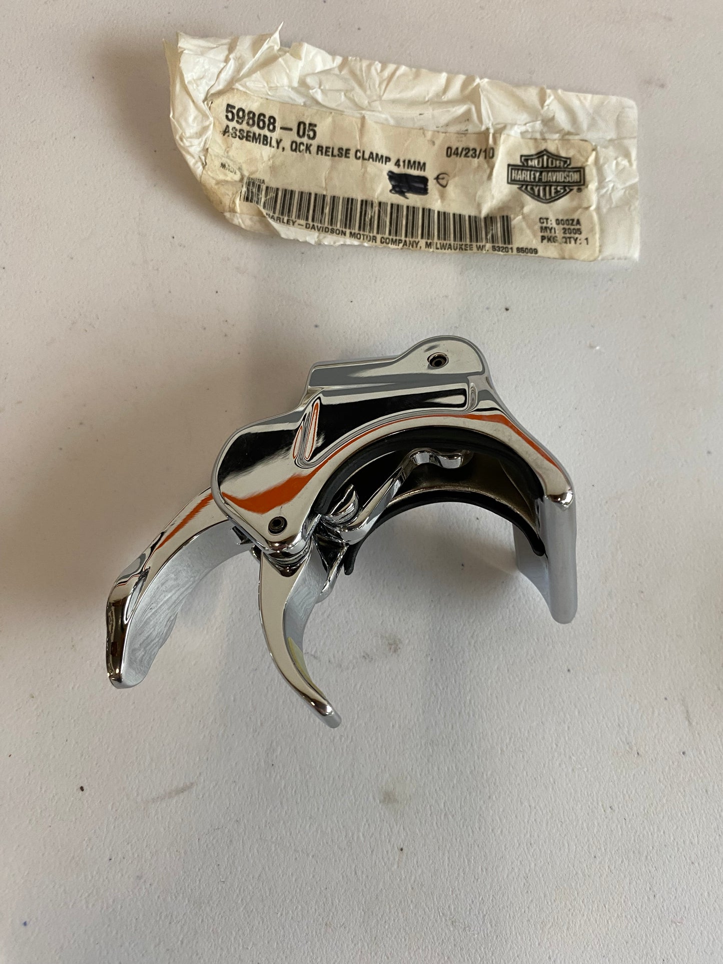 Attache de pare brise Harley Davidson REF OEM : 59868-05