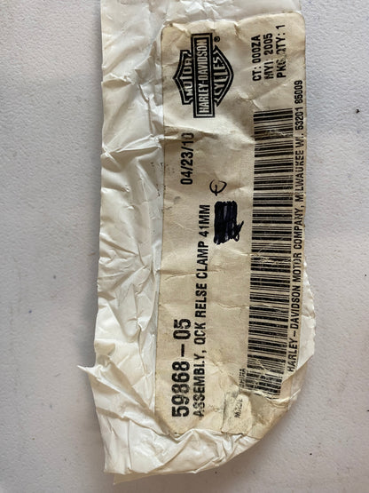 Attache de pare brise Harley Davidson REF OEM : 59868-05