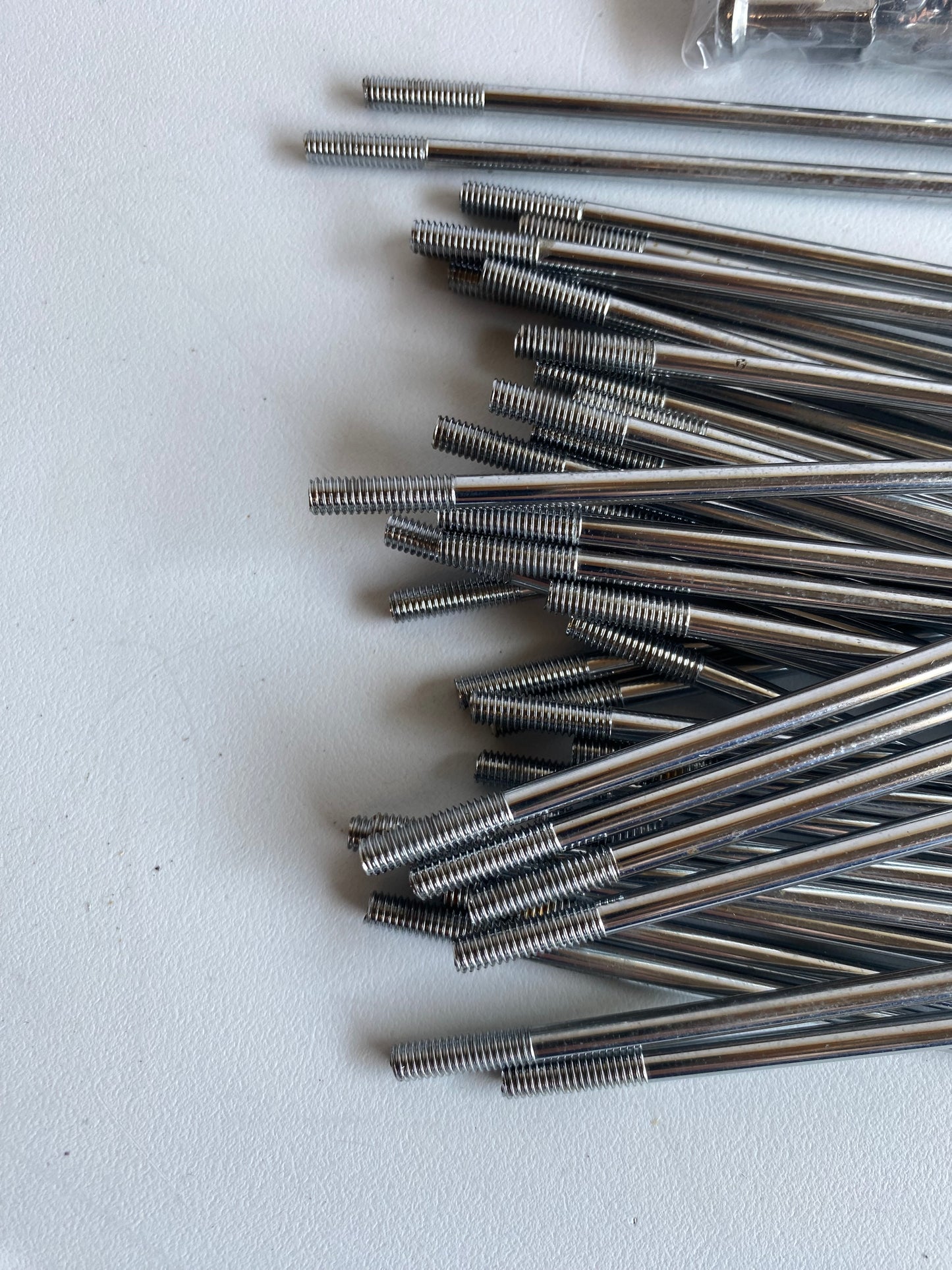 Jeu de 40 rayons 16 pouces Harley Davidson REF OEM 43052-05A