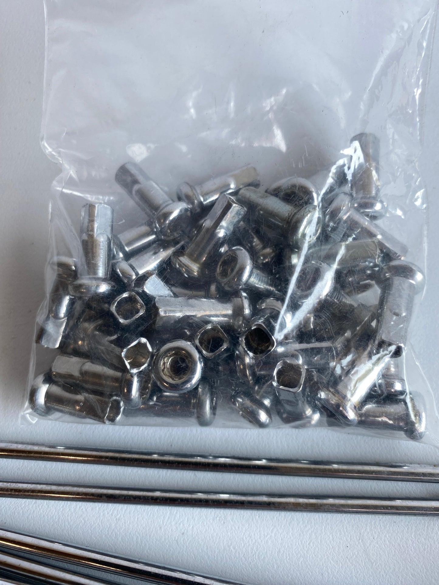 Jeu de 40 rayons 16 pouces Harley Davidson REF OEM 43052-05A